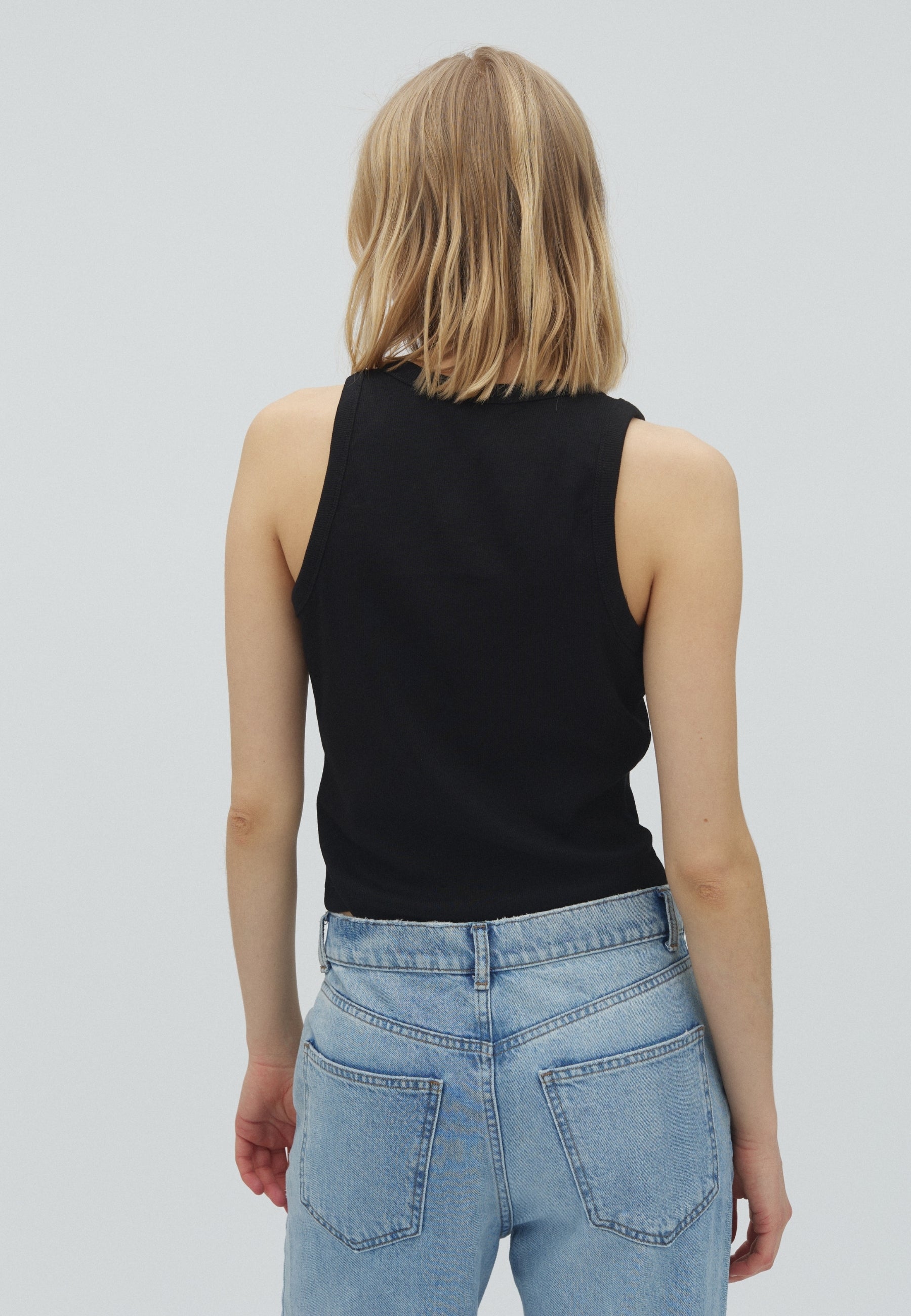 Jaxson U-M_Black_Model_2