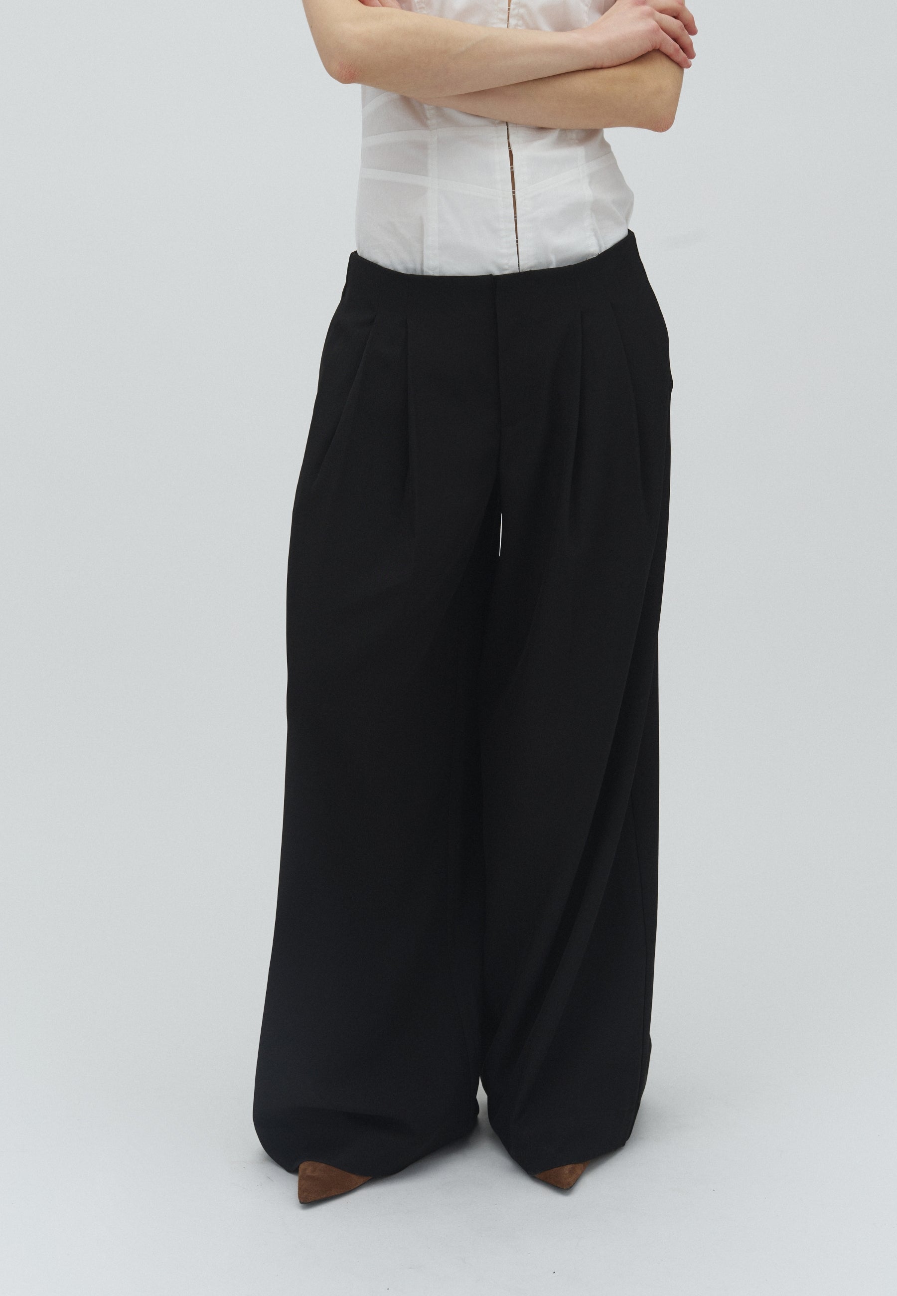 Sienna-F_Black_Model_1