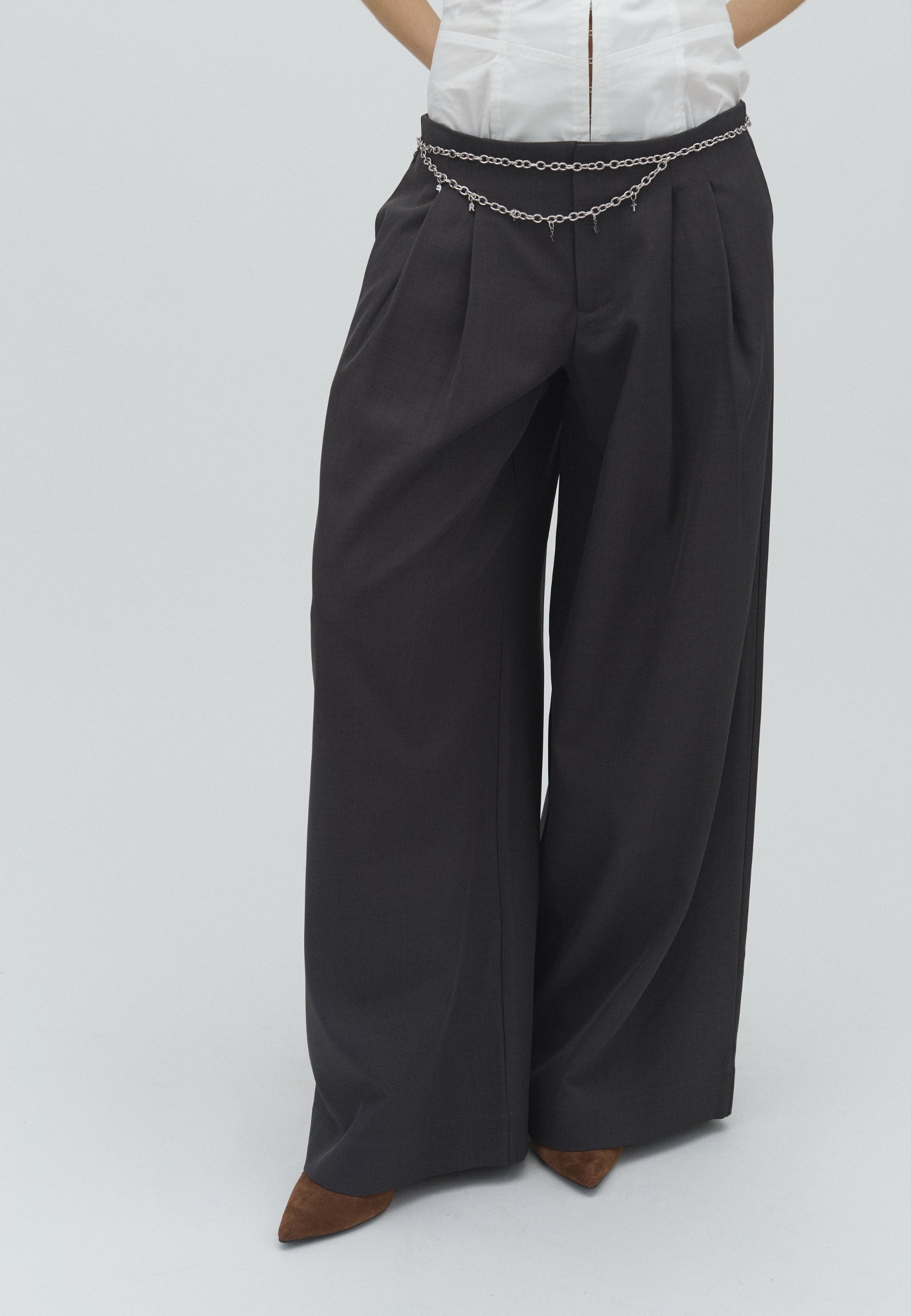 Sienna-F_Dark Grey_Model_1