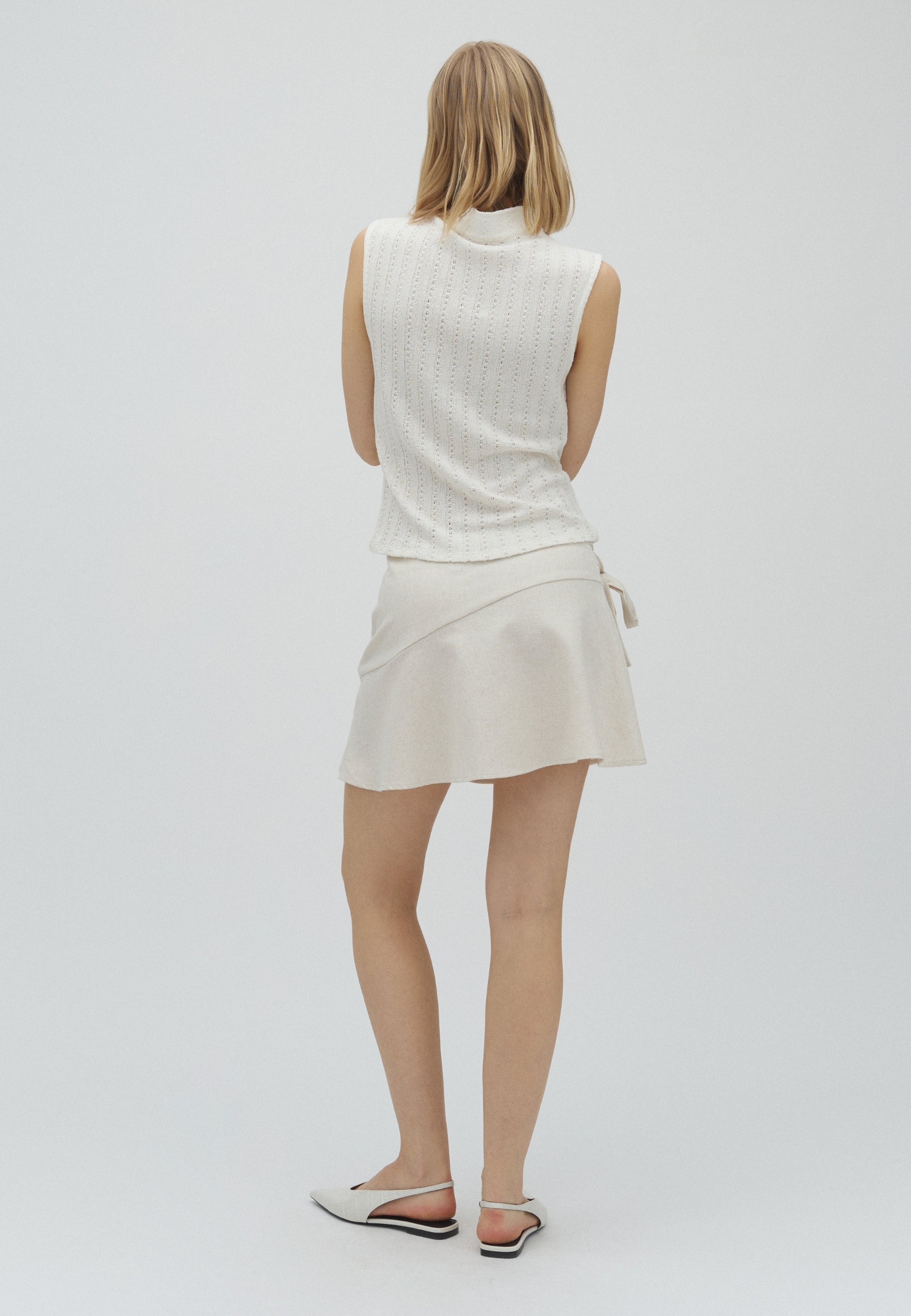 Aunora-F_Natural Linen_Model_2