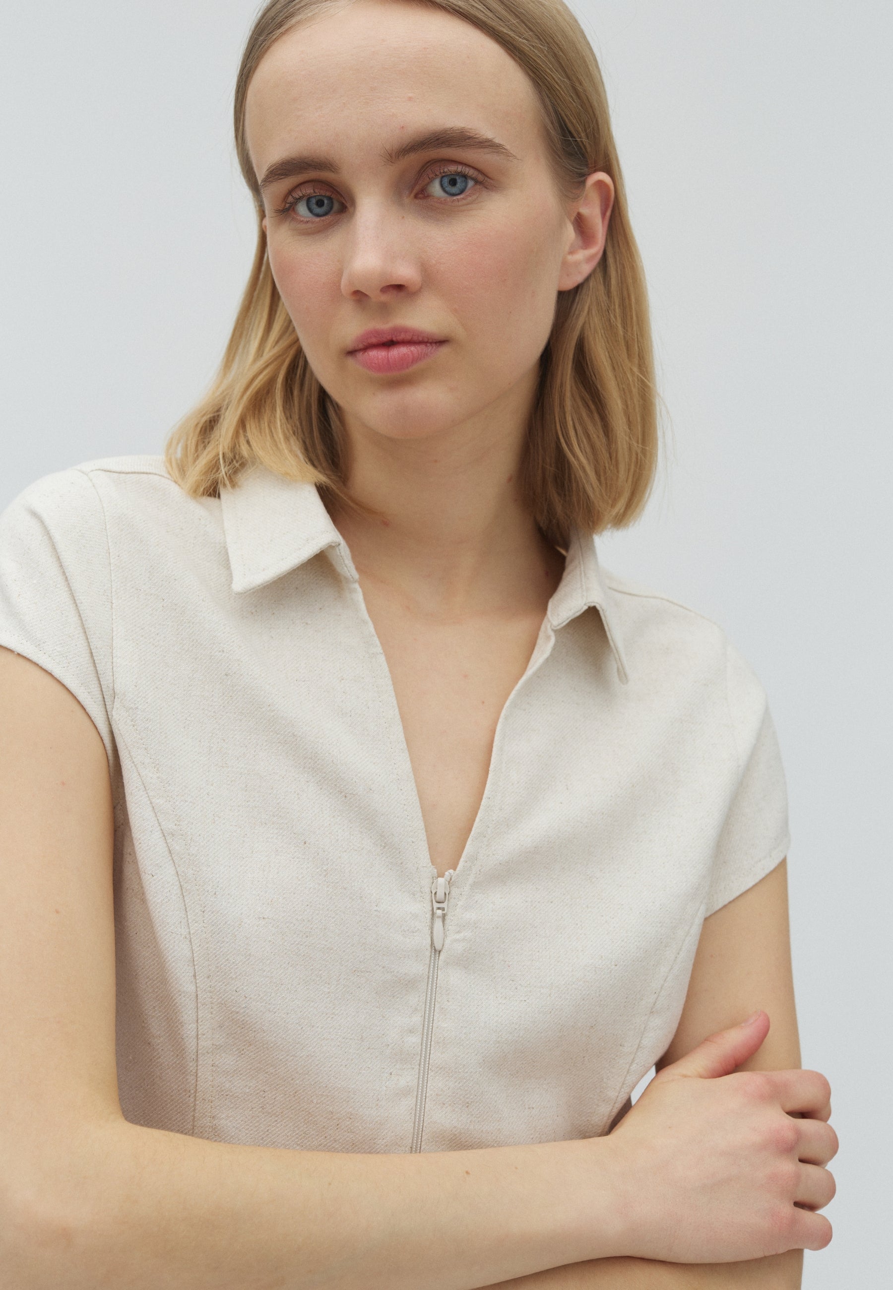 Macala-F_Natural Linen_Model_1