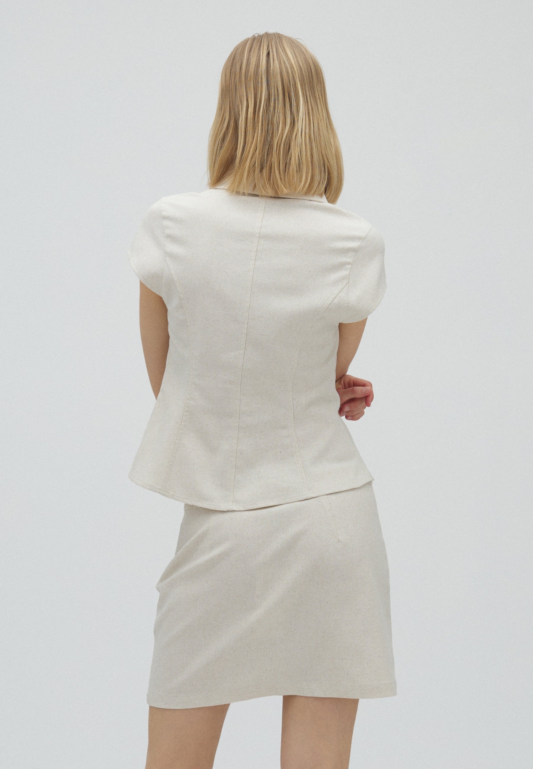 Macala-F_Natural Linen_Model_2