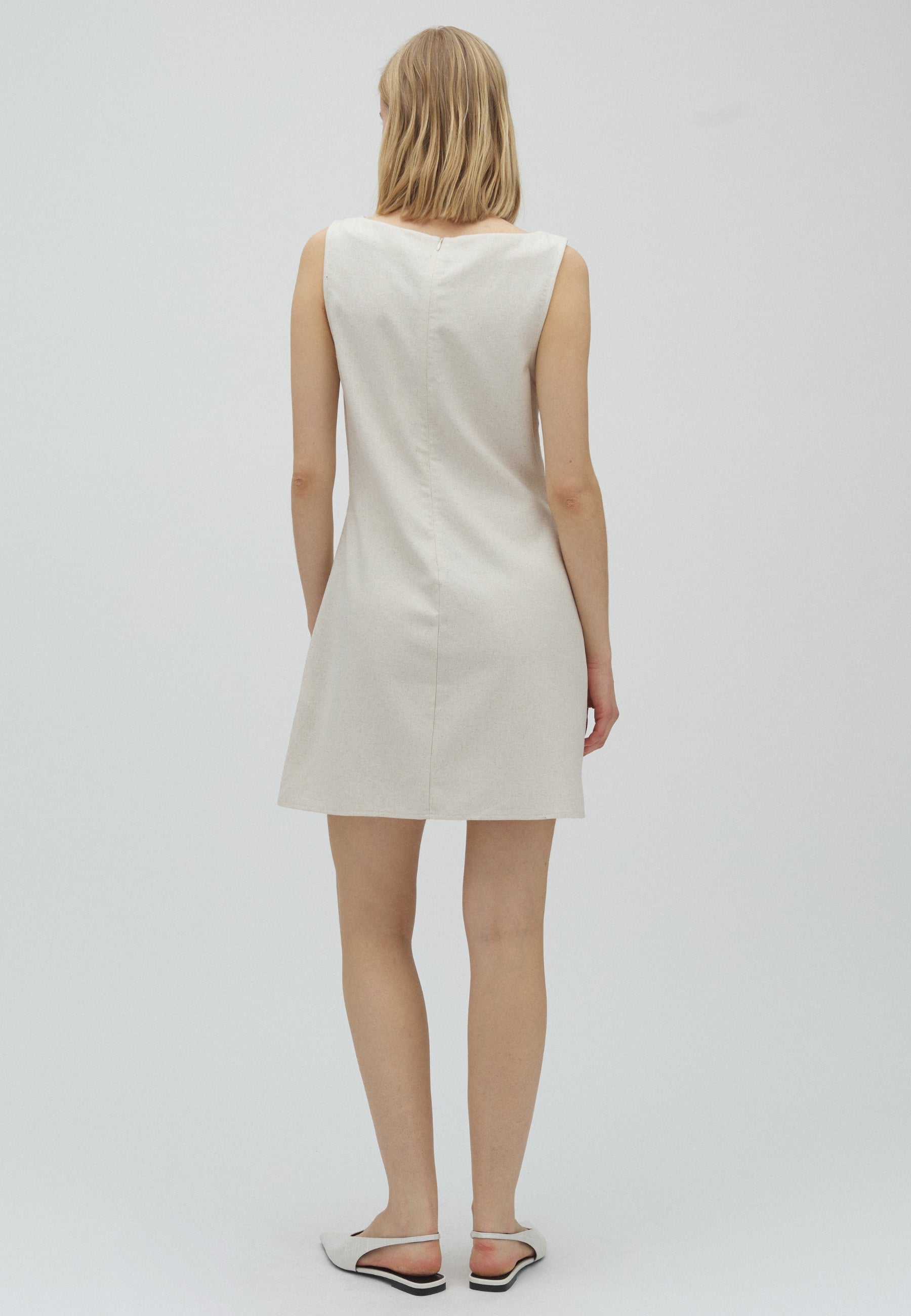 Ellenor-F_Natural Linen_Model_2