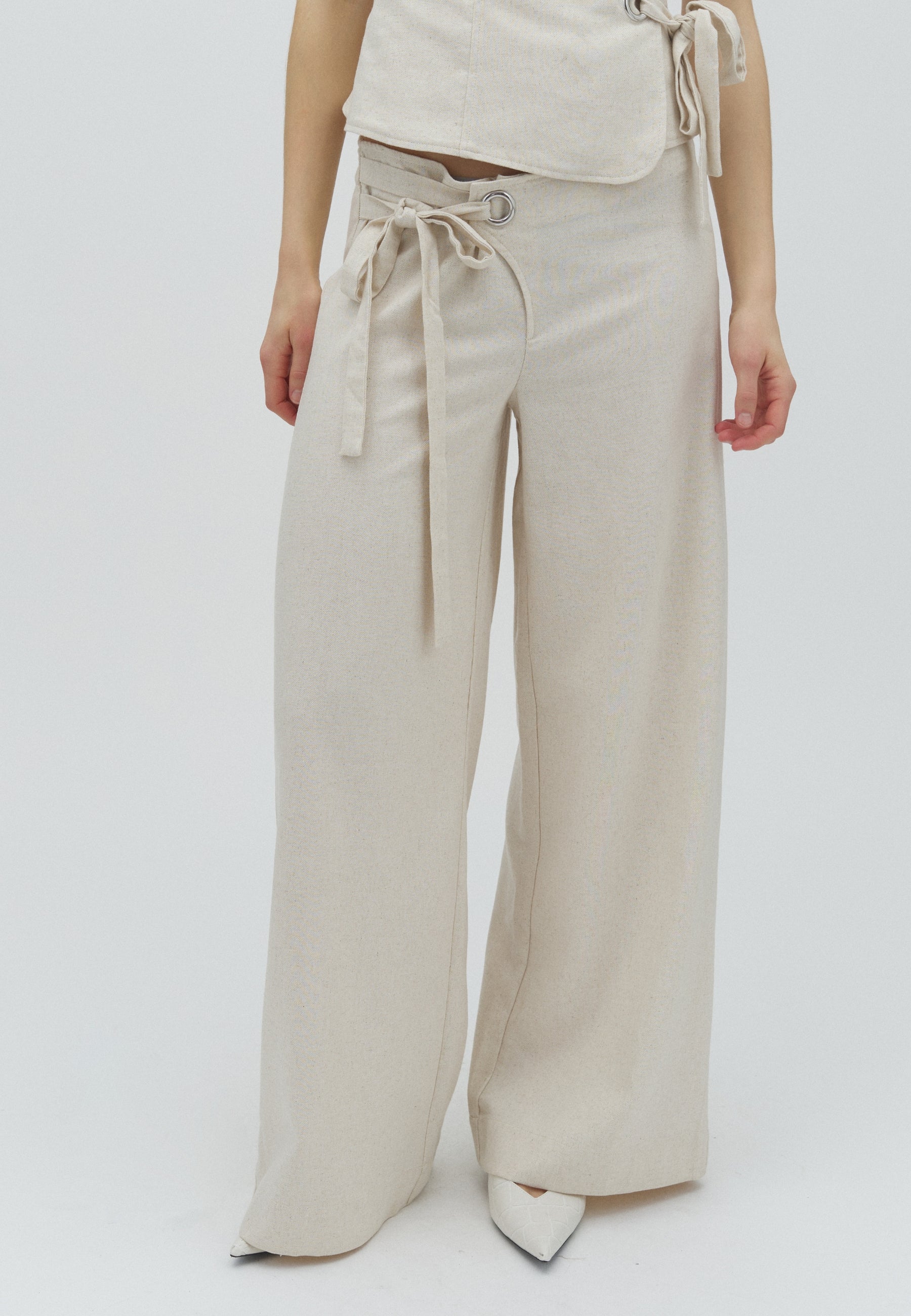 Riolea-F_Natural Linen_Model_1