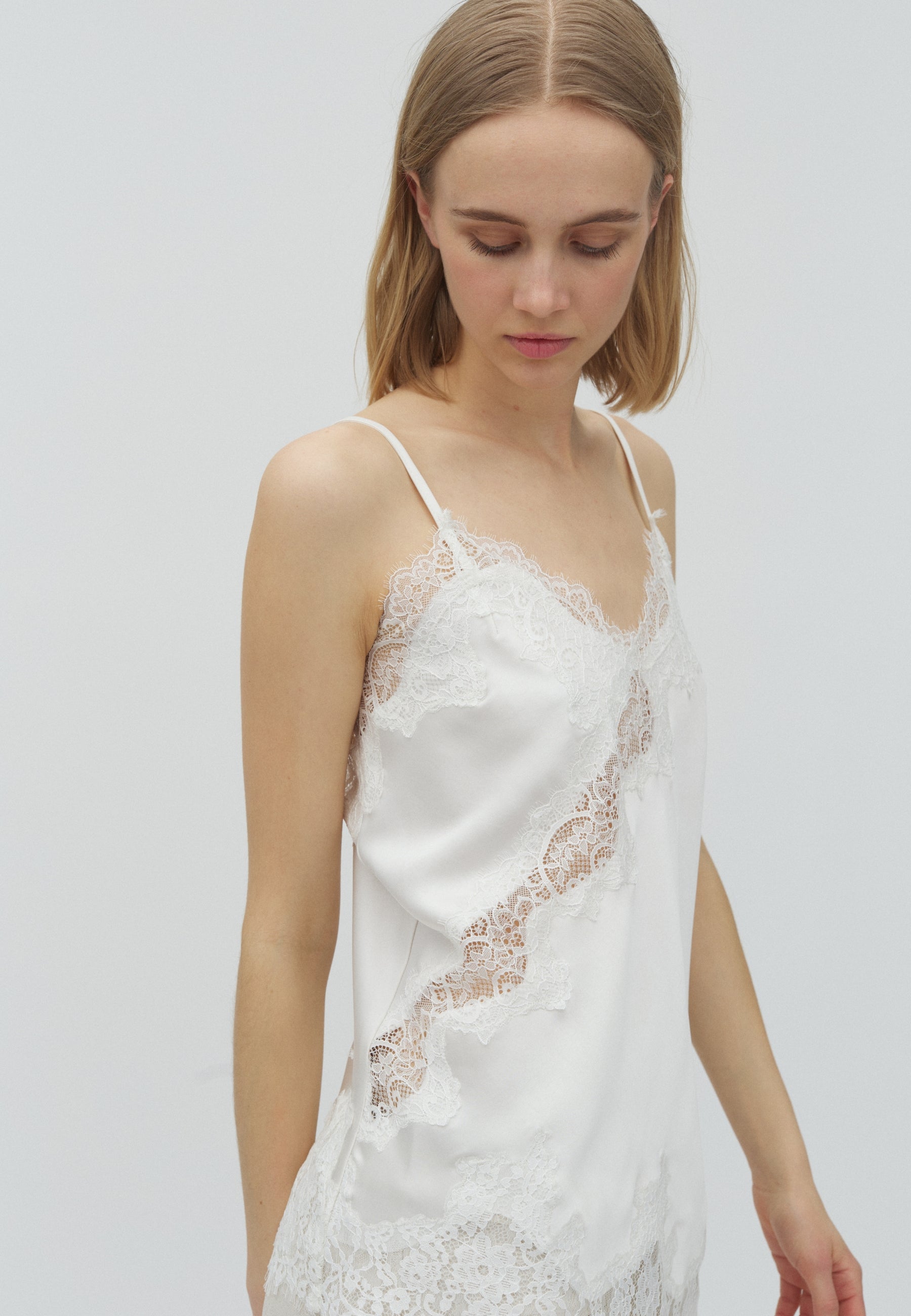 168096 Siole Lace Top_Pearl_Model_1