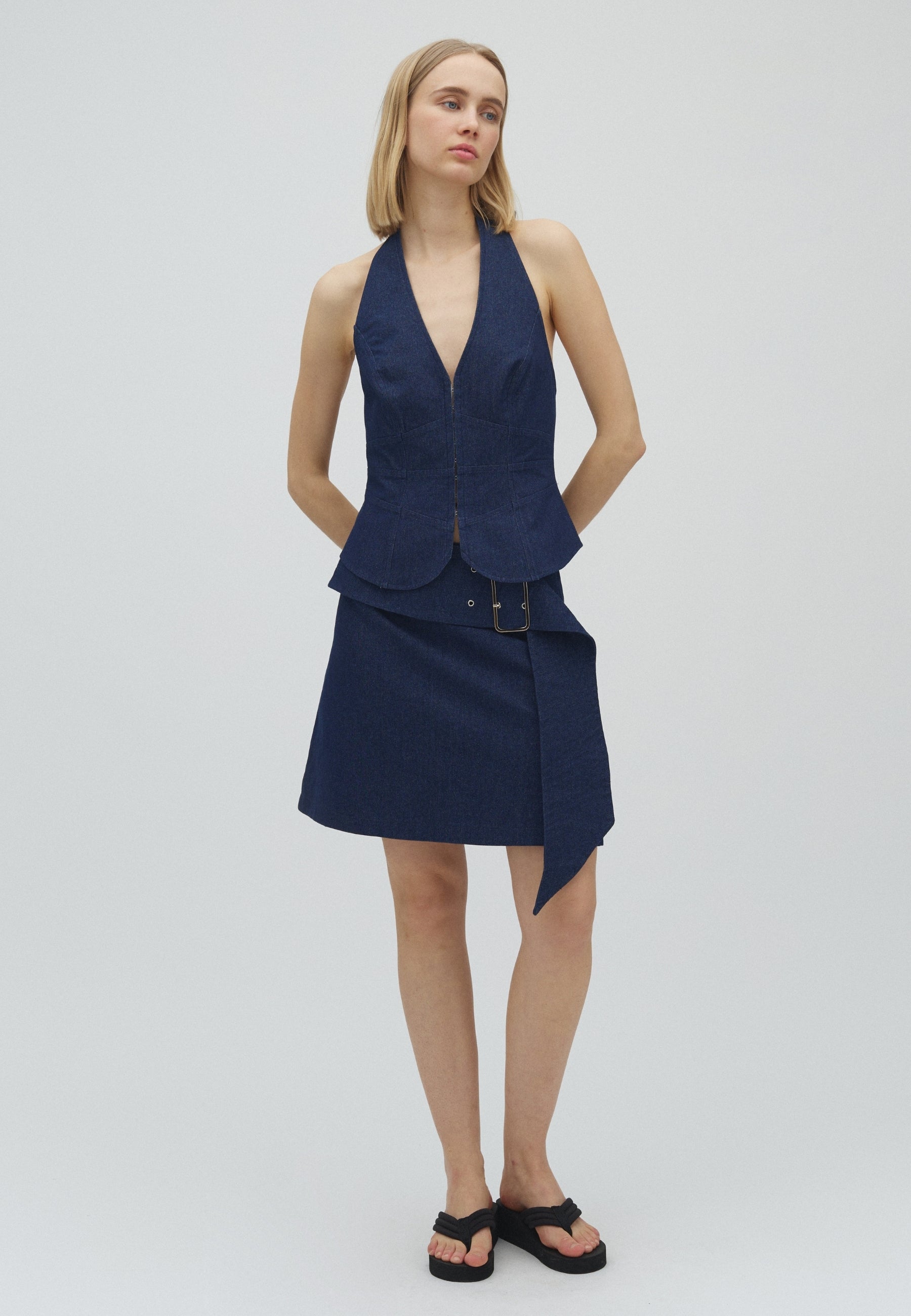 Biella-F_Dark Blue_Model_0