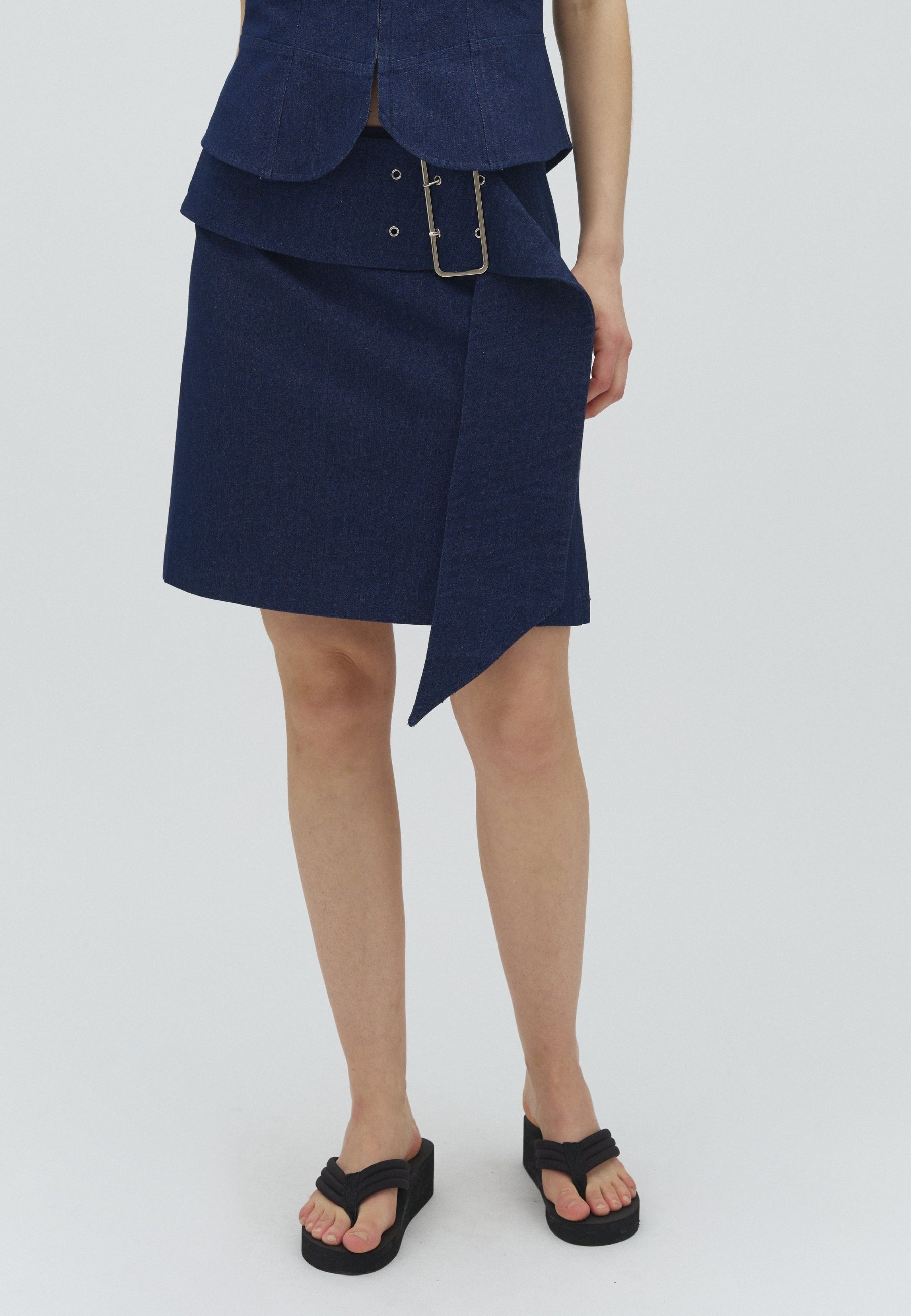 Biella-F_Dark Blue_Model_1