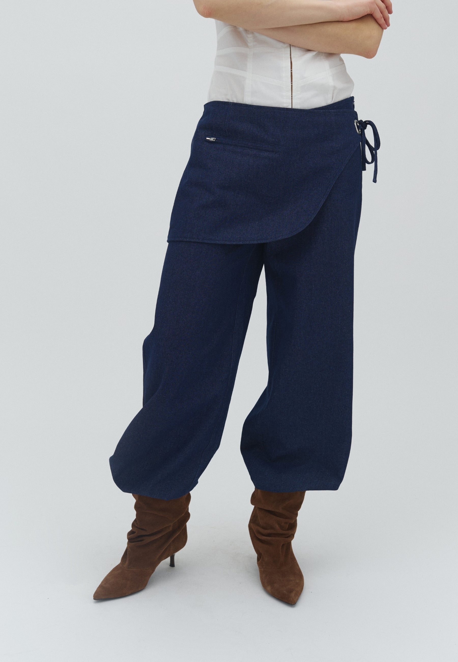 Laszio-F_Dark Blue_Model_1