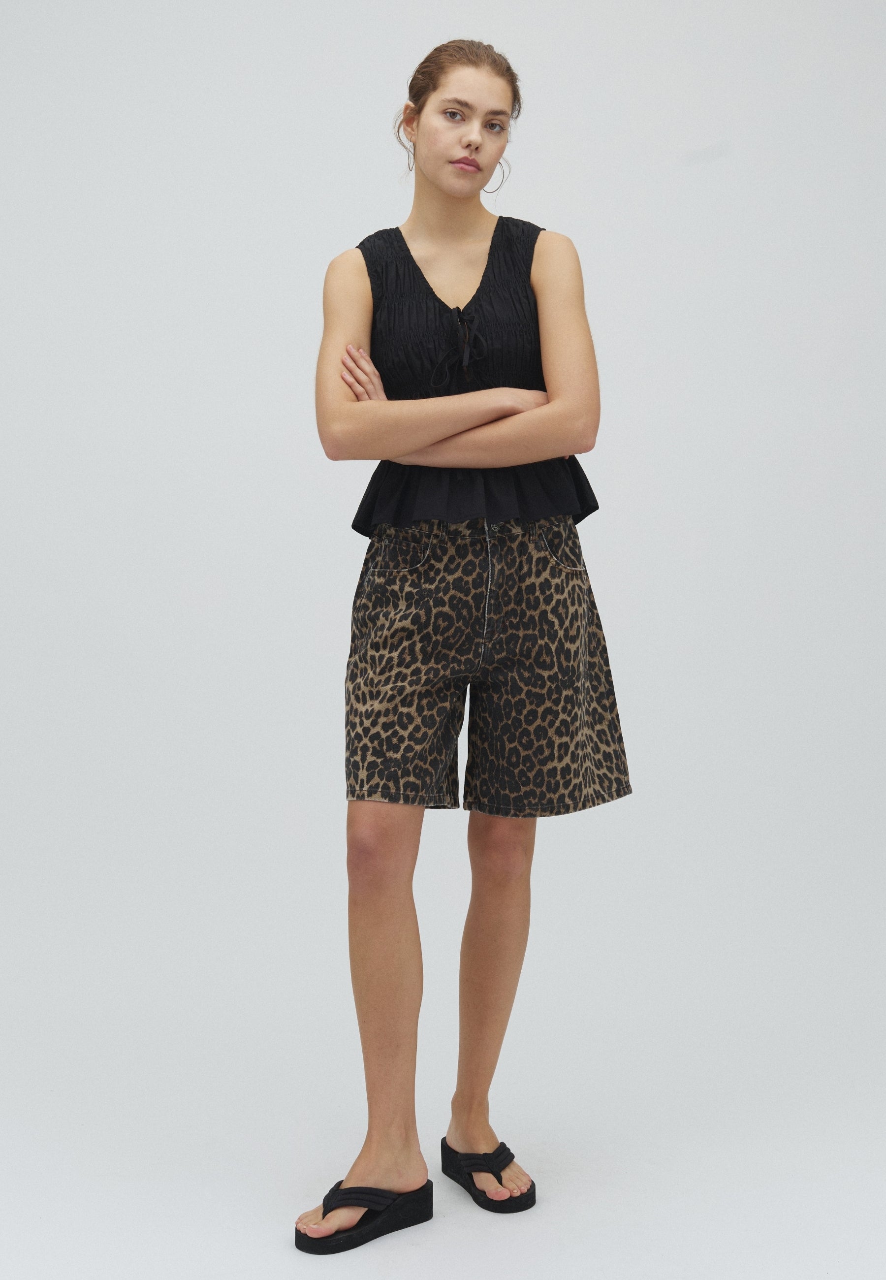 Cyra-M_Black_Model_2