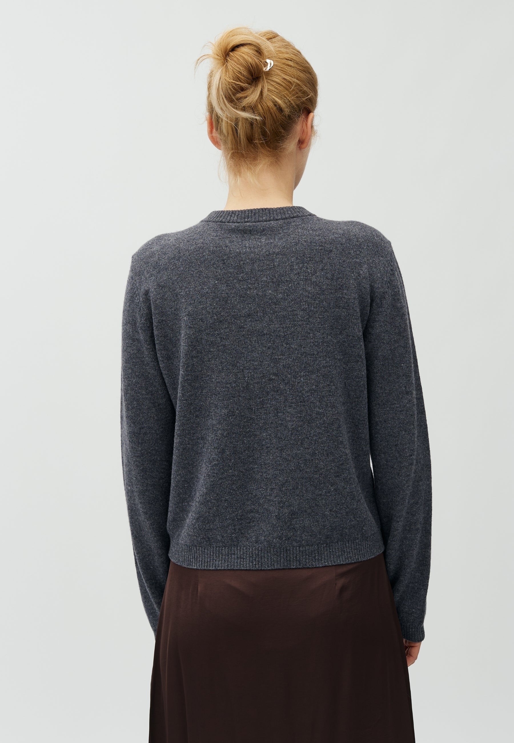 Averie-M_Dark Grey Melange_Model_2