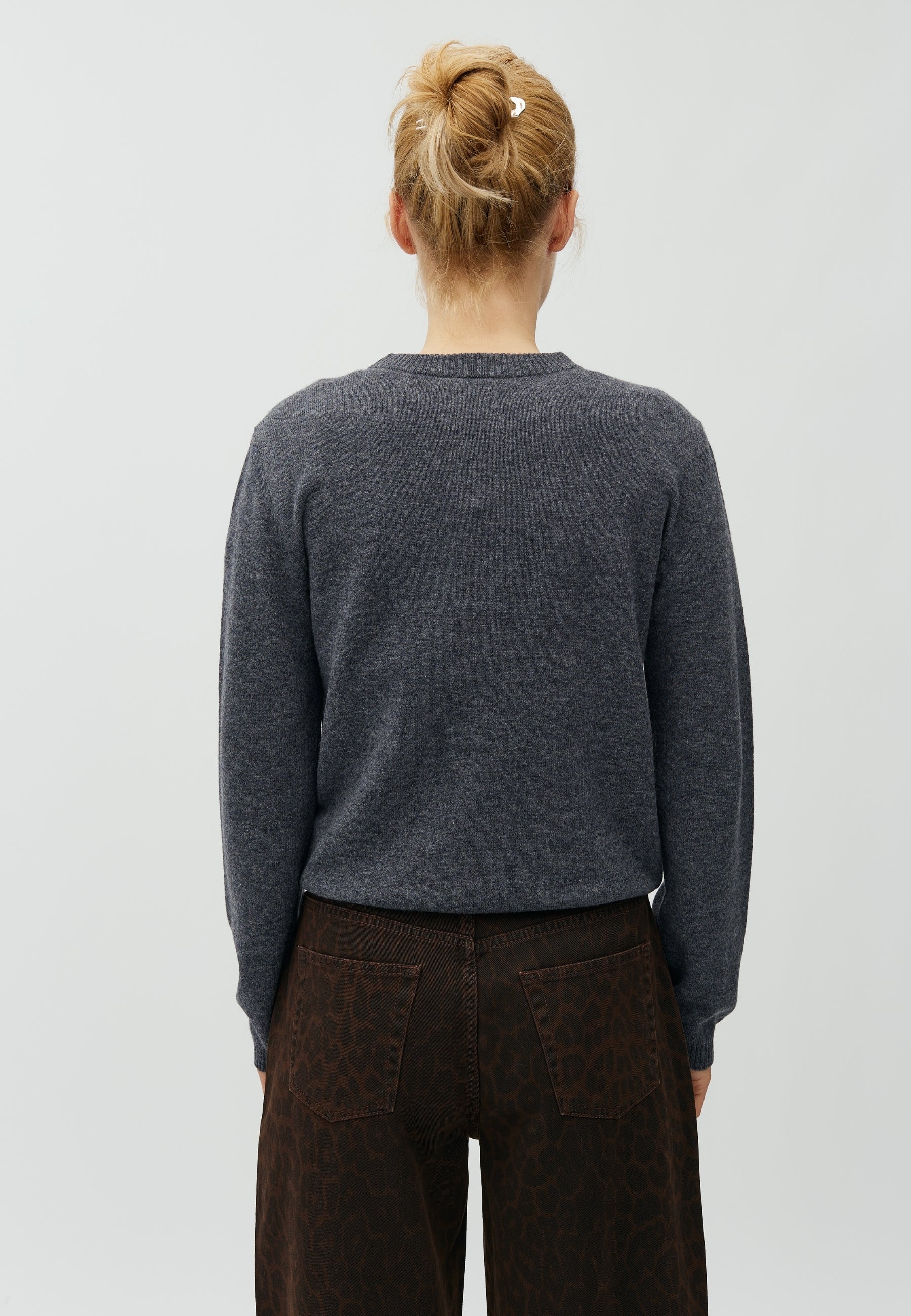 Christin-M_Dark Grey Melange_Model_2
