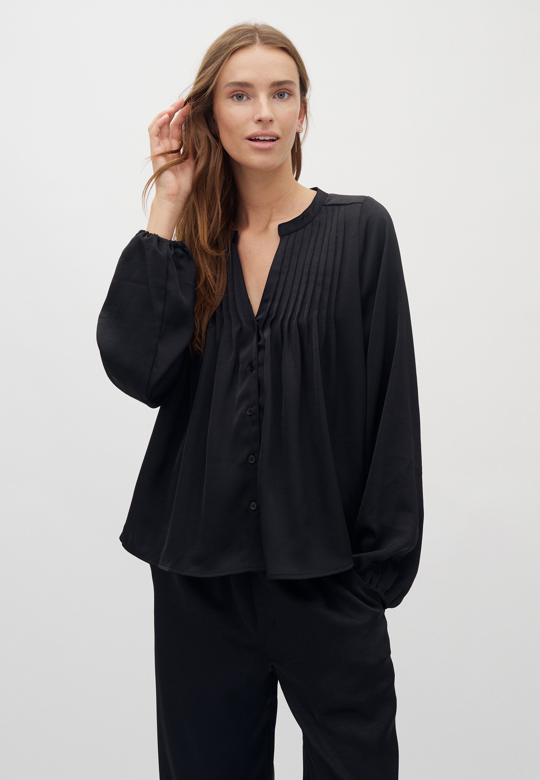 Maville-M_Black_Model_0