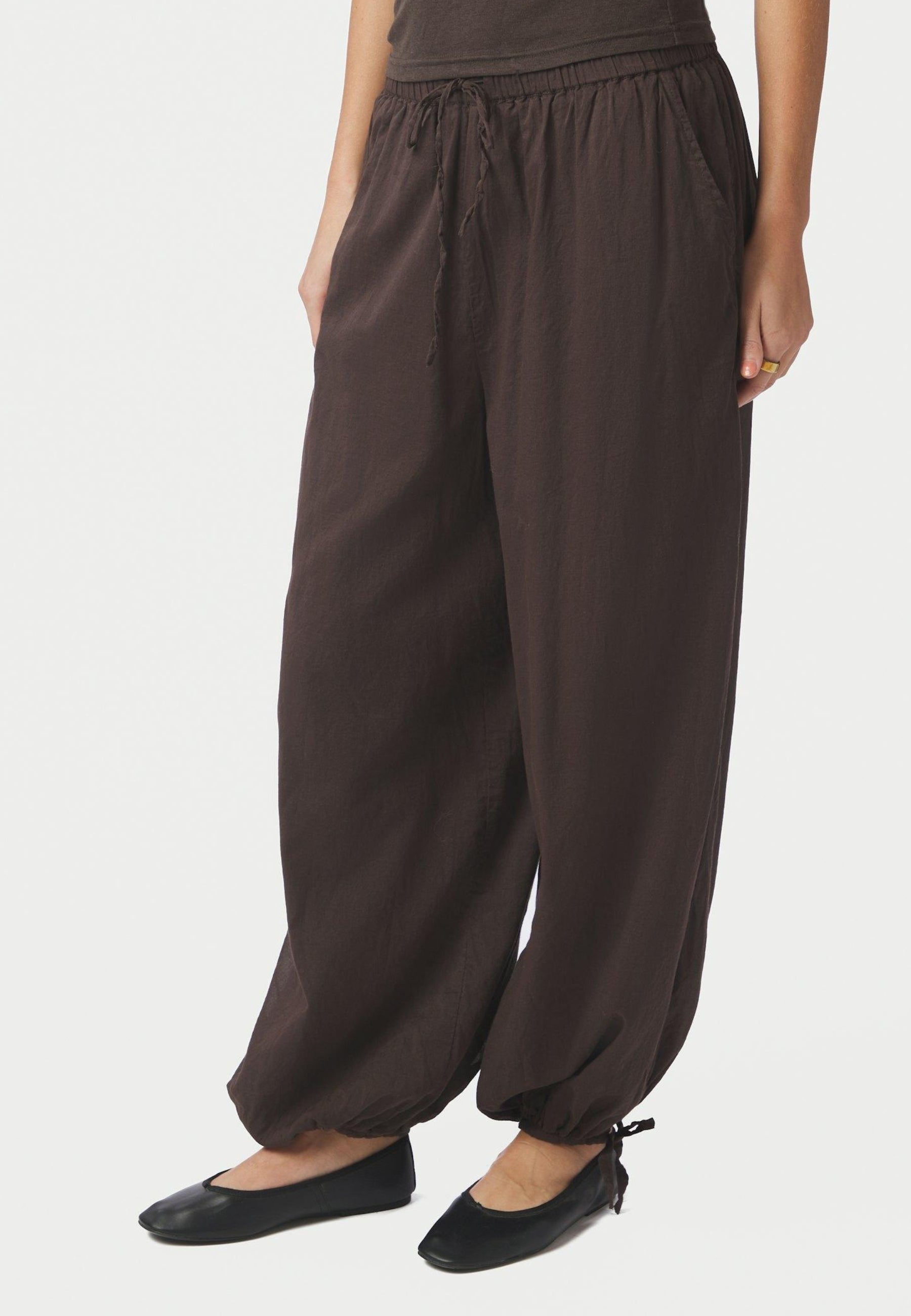 169158 Elyse S Voile Balloon Pants_Dark Brown_Model_2