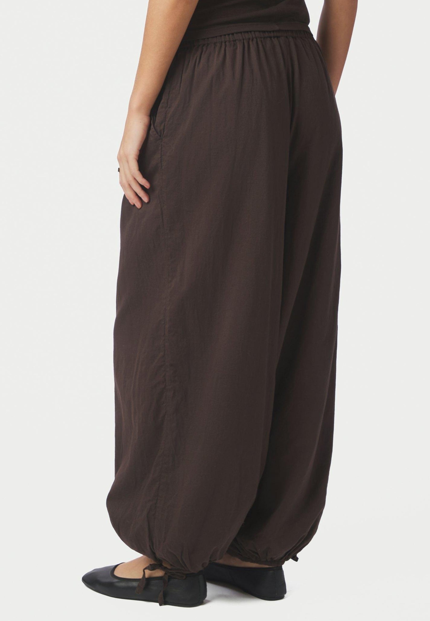 169158 Elyse S Voile Balloon Pants_Dark Brown_Model_3
