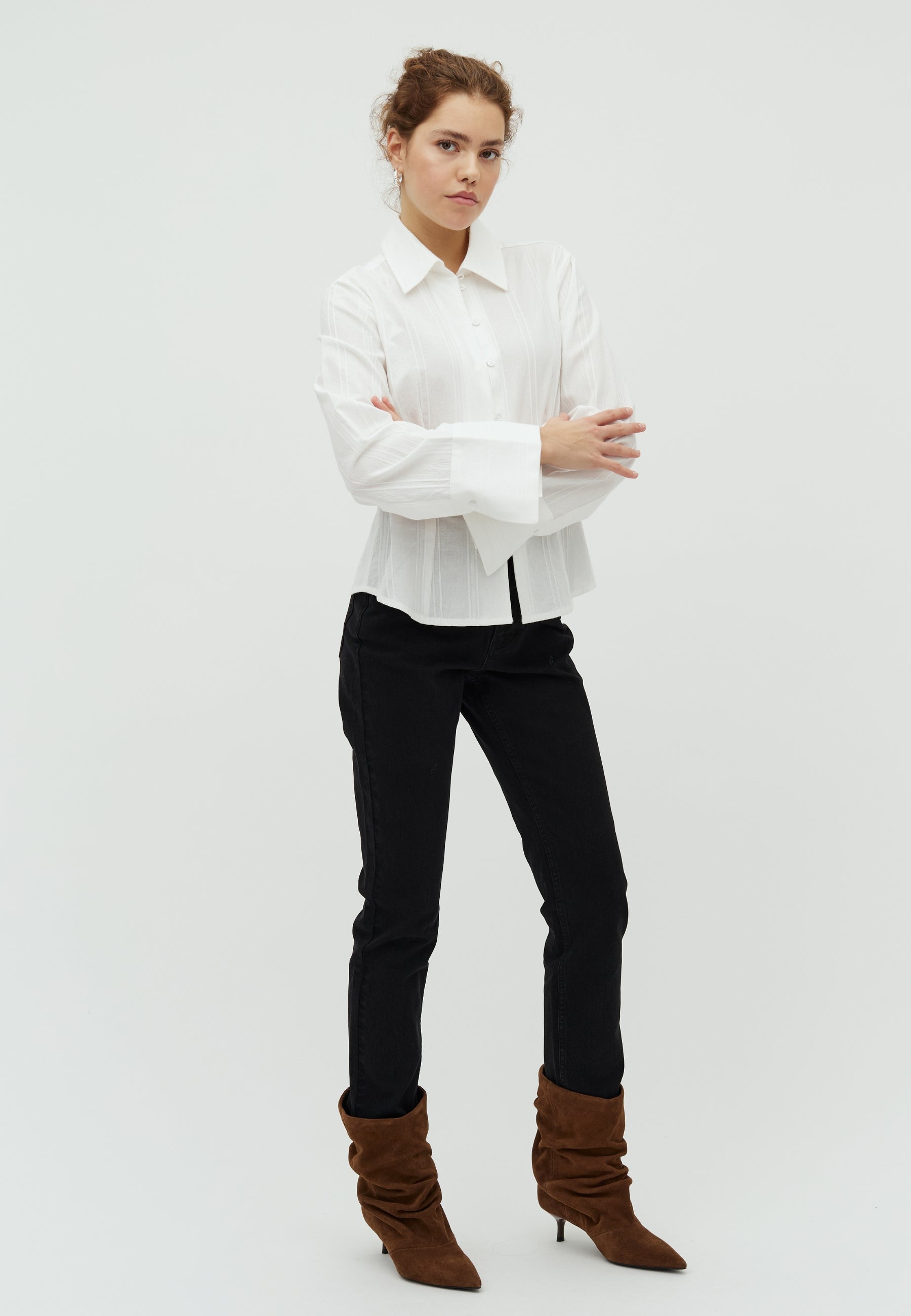 Aulori-M_White_Model_3