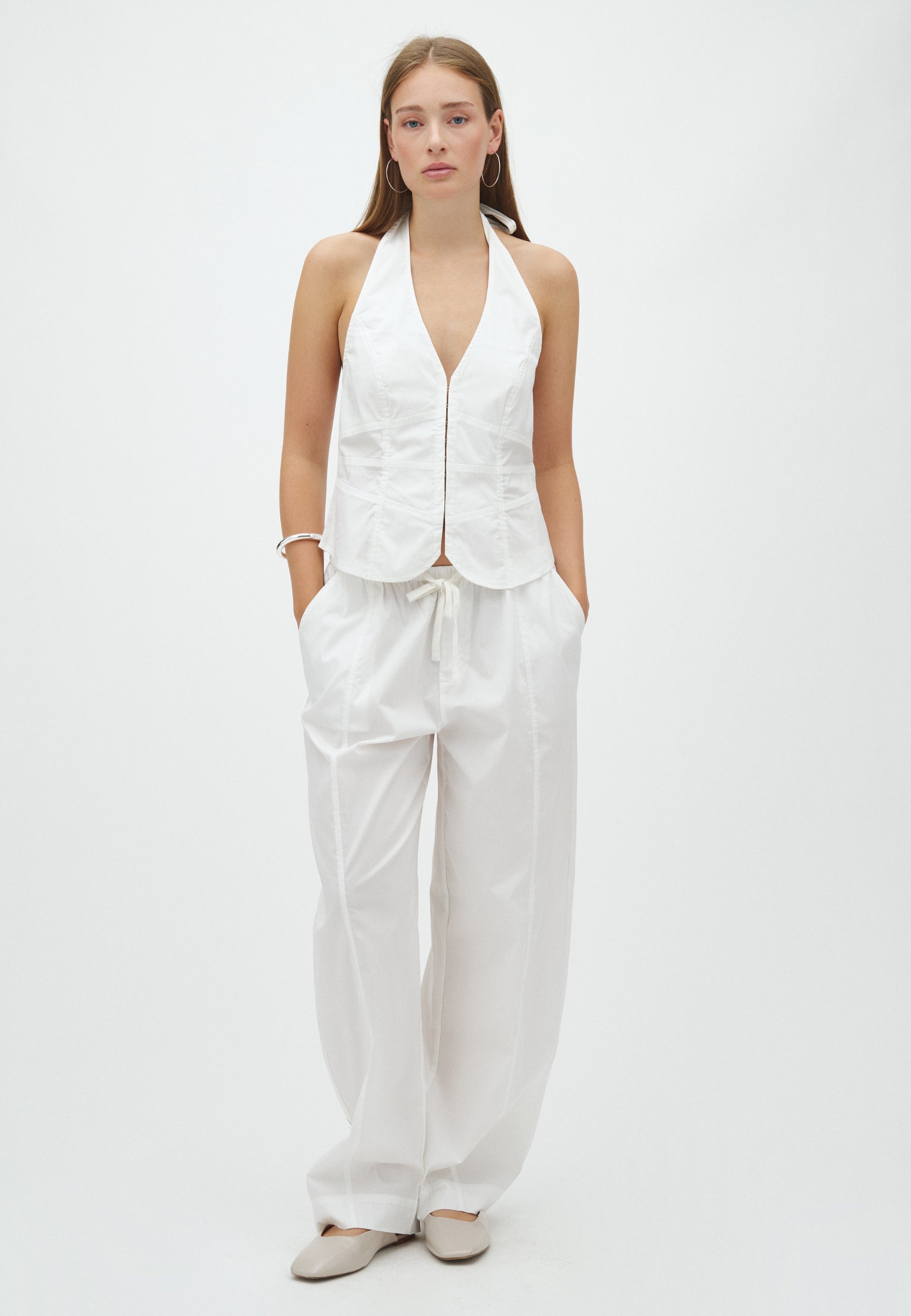 Saca-F_White_Model_0