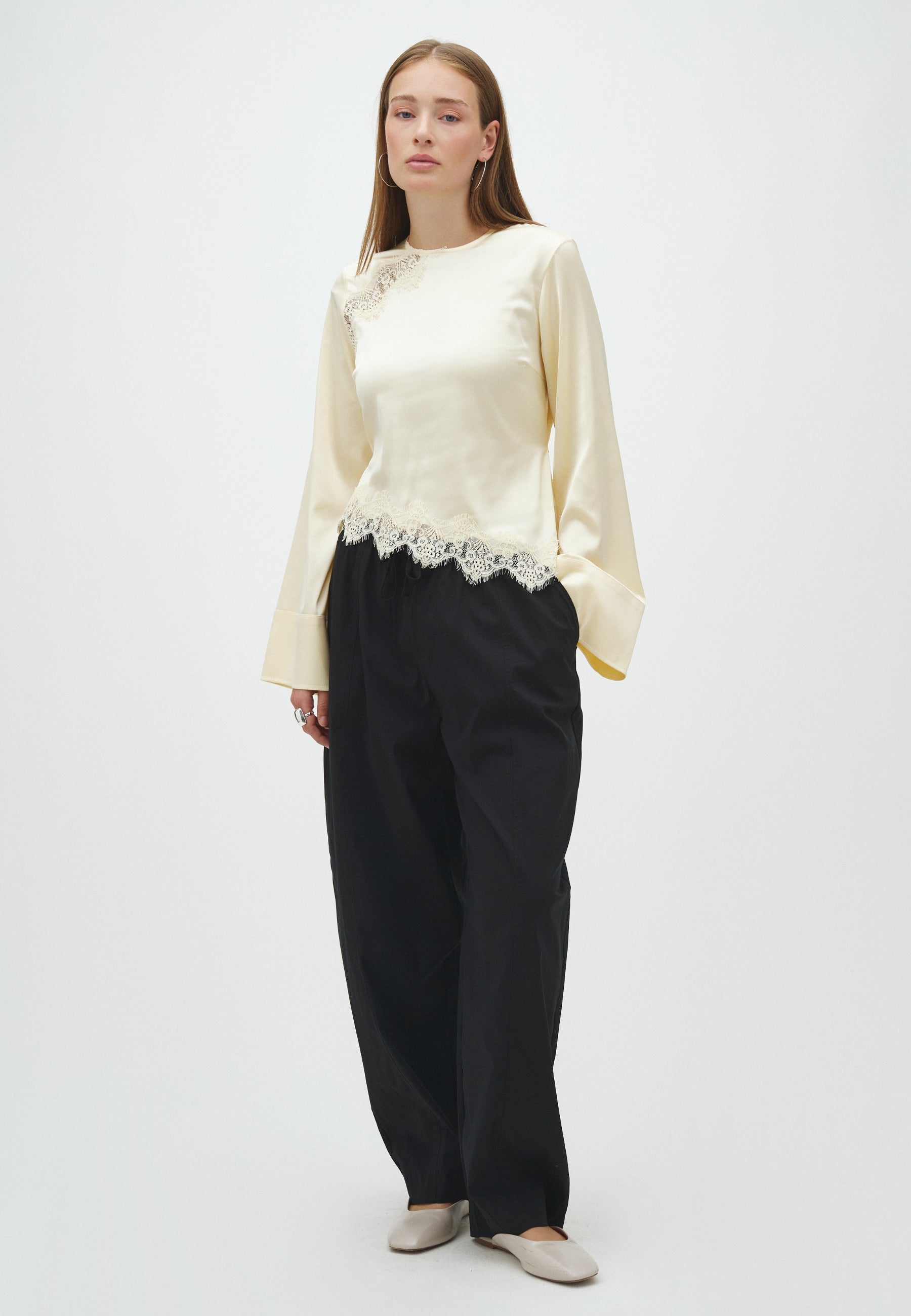 Beneka-F_Butter Yellow_Model_3