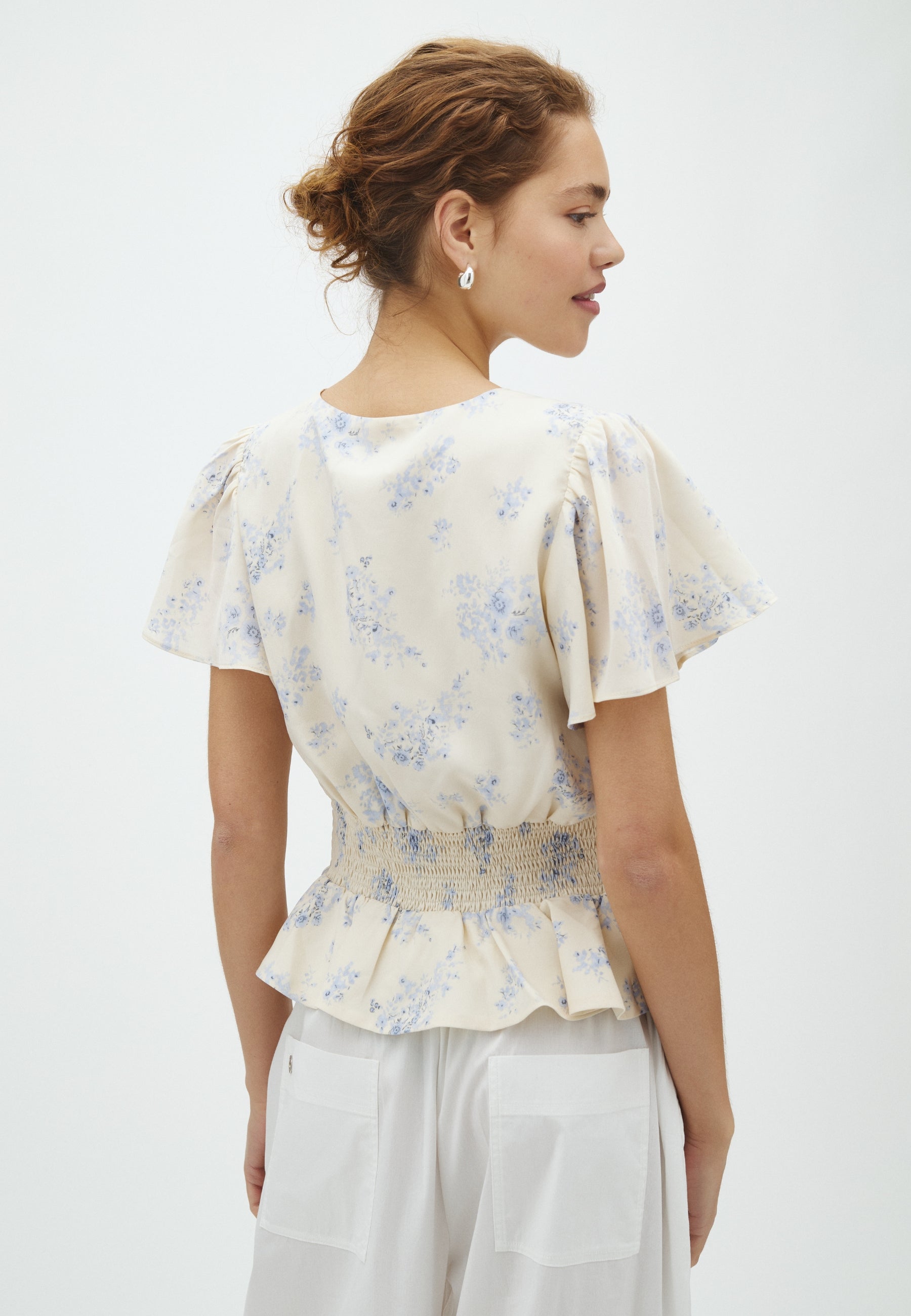 170010 Tasmin Delicate Flower Blouse_Creme_Model_2