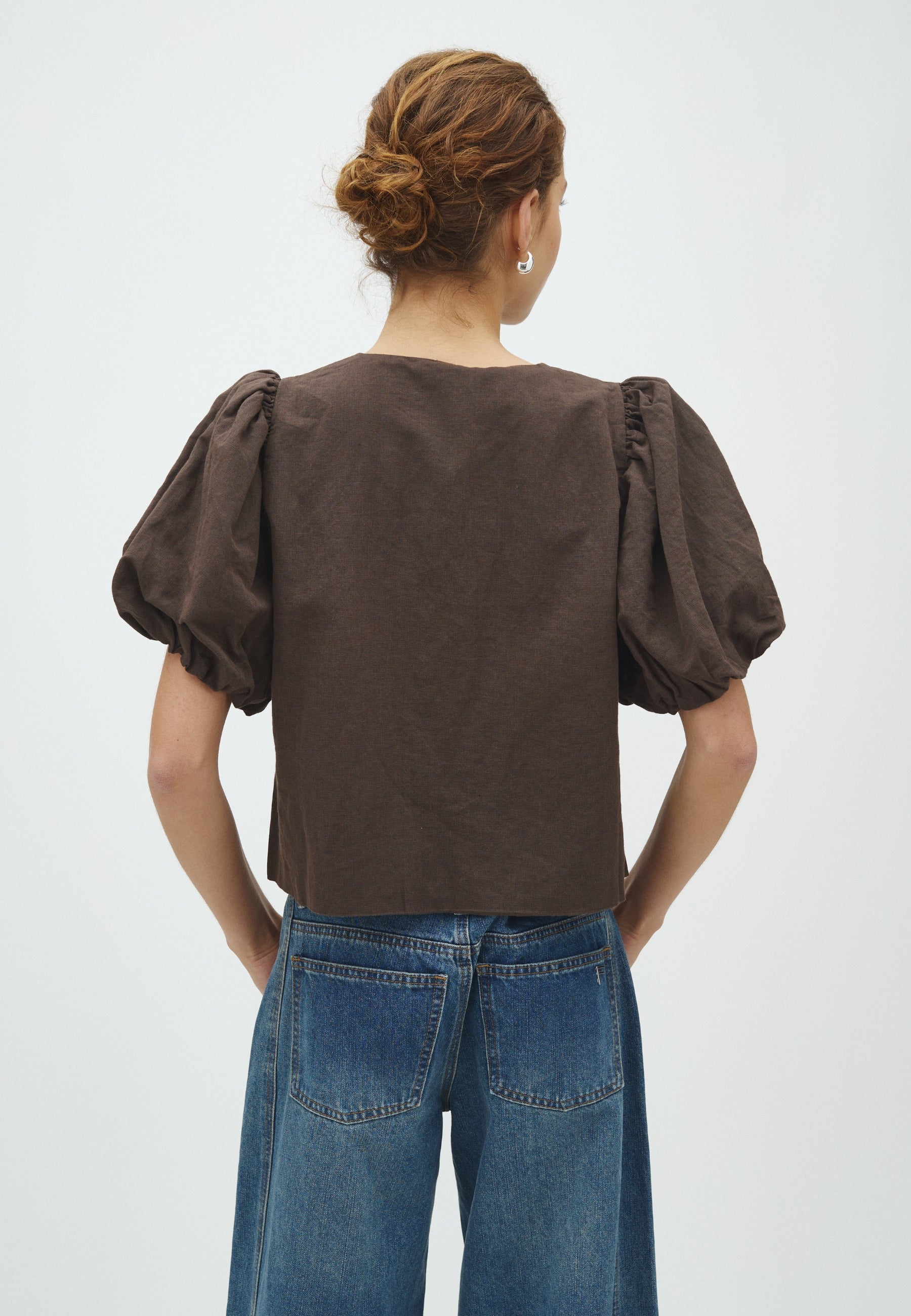170009 Noisa Linen Blouse_Dark Brown_Model_2