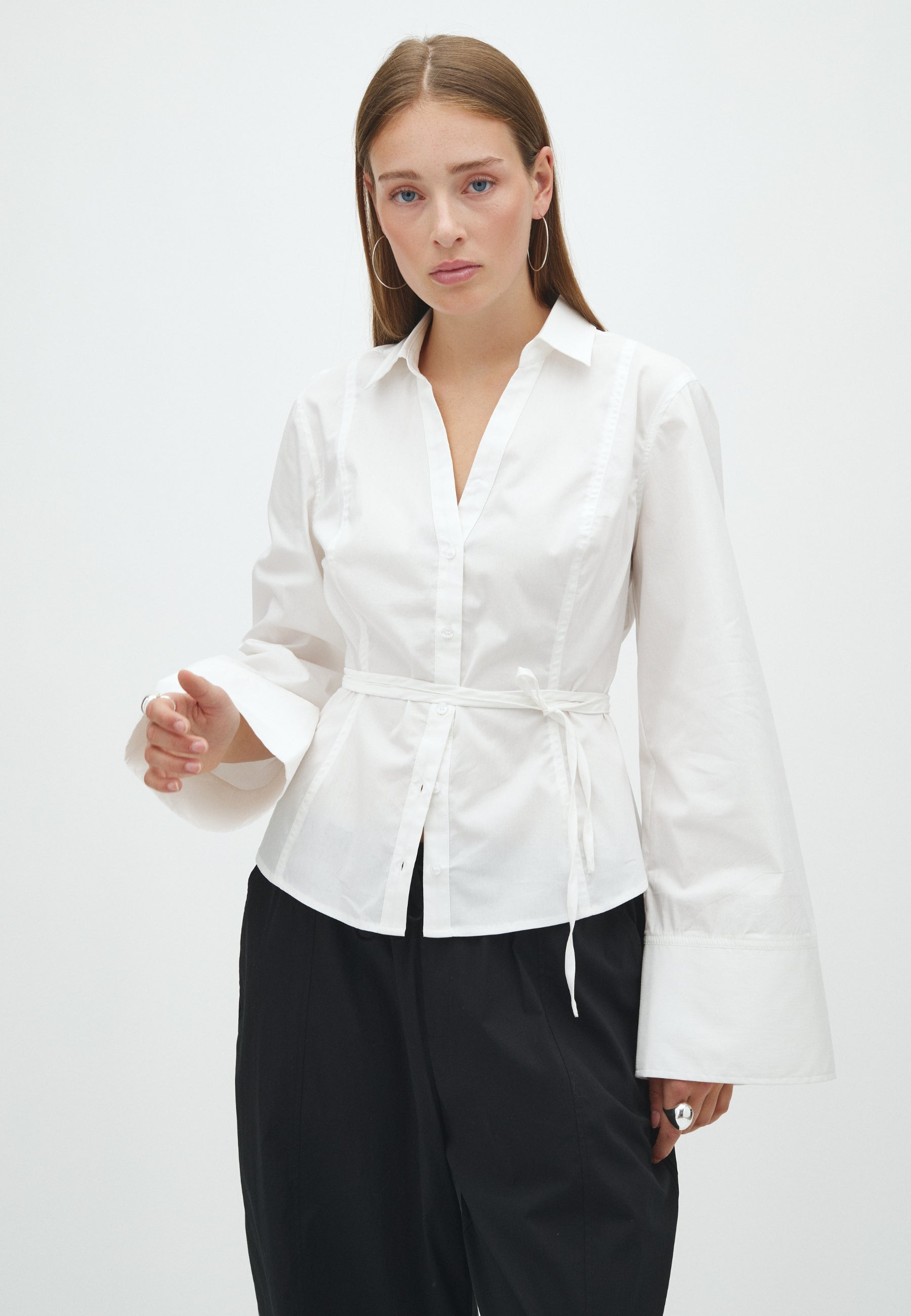 Noellie-F_White_Model_0