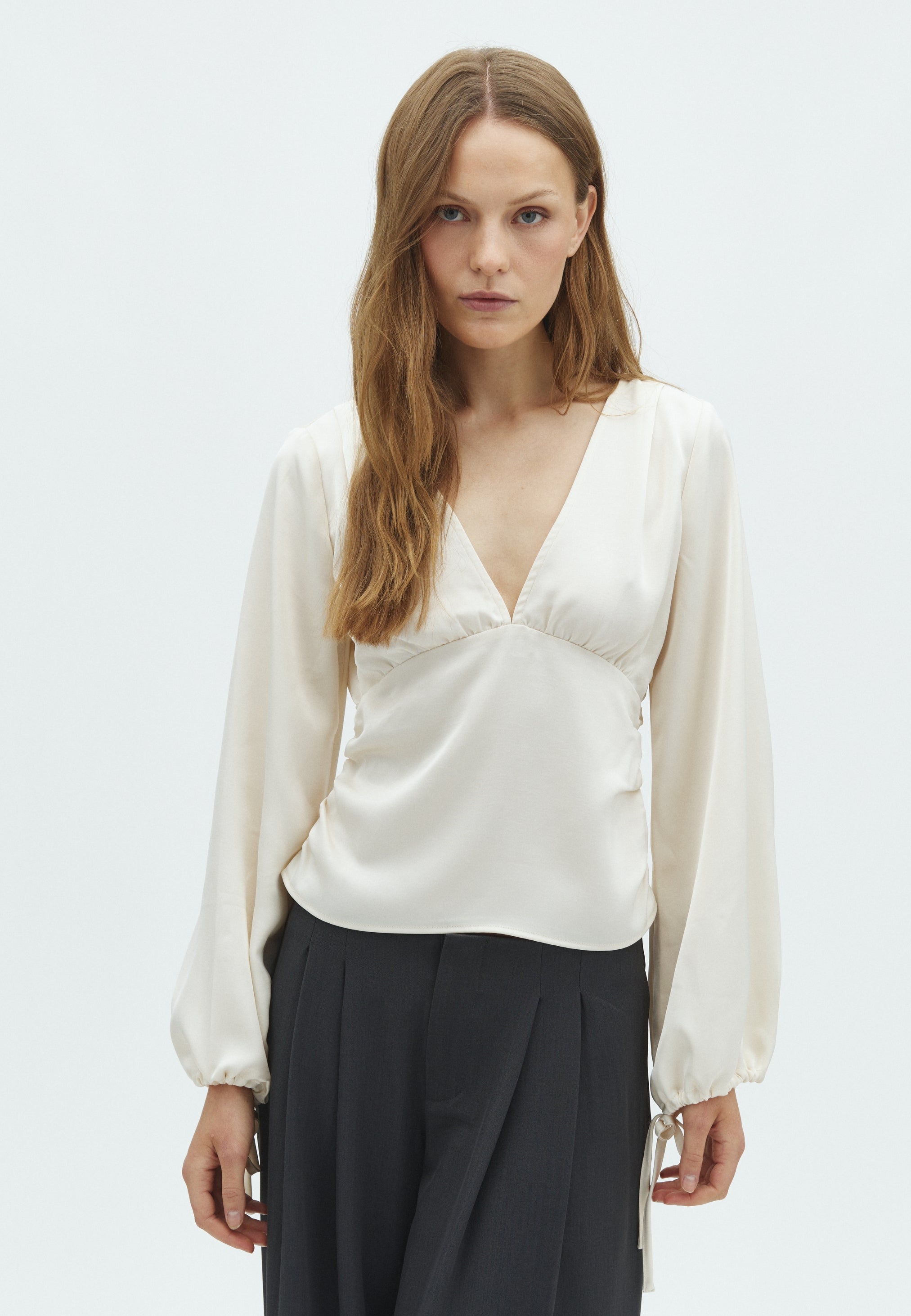 Berdette-F_Antique White_Model_0