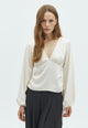 Berdette-F_Antique White_Model_0