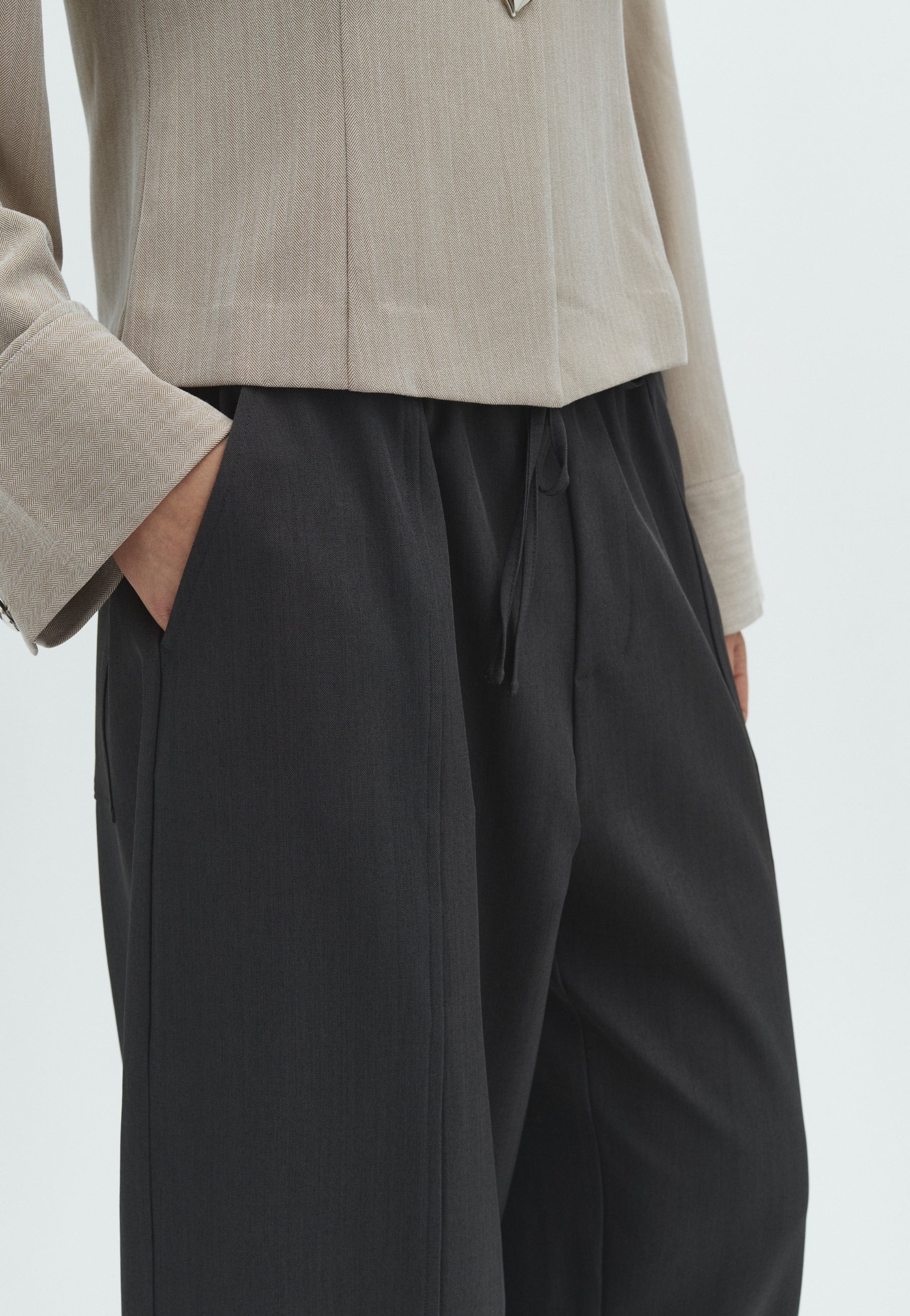 Saca-F_Dark Grey_Model_1