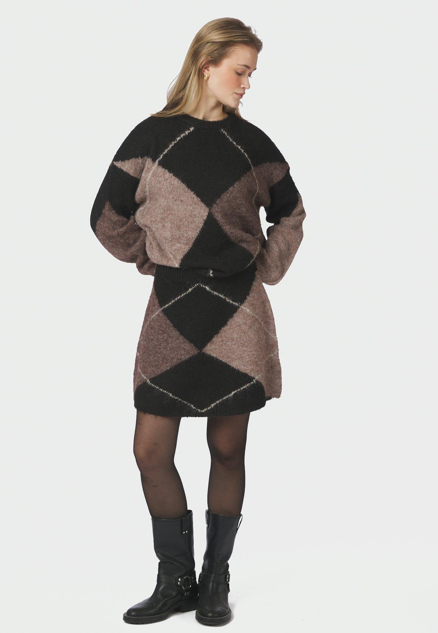 165205 Inga Check Fluff Knit Blouse_Dark Brown_Model_3