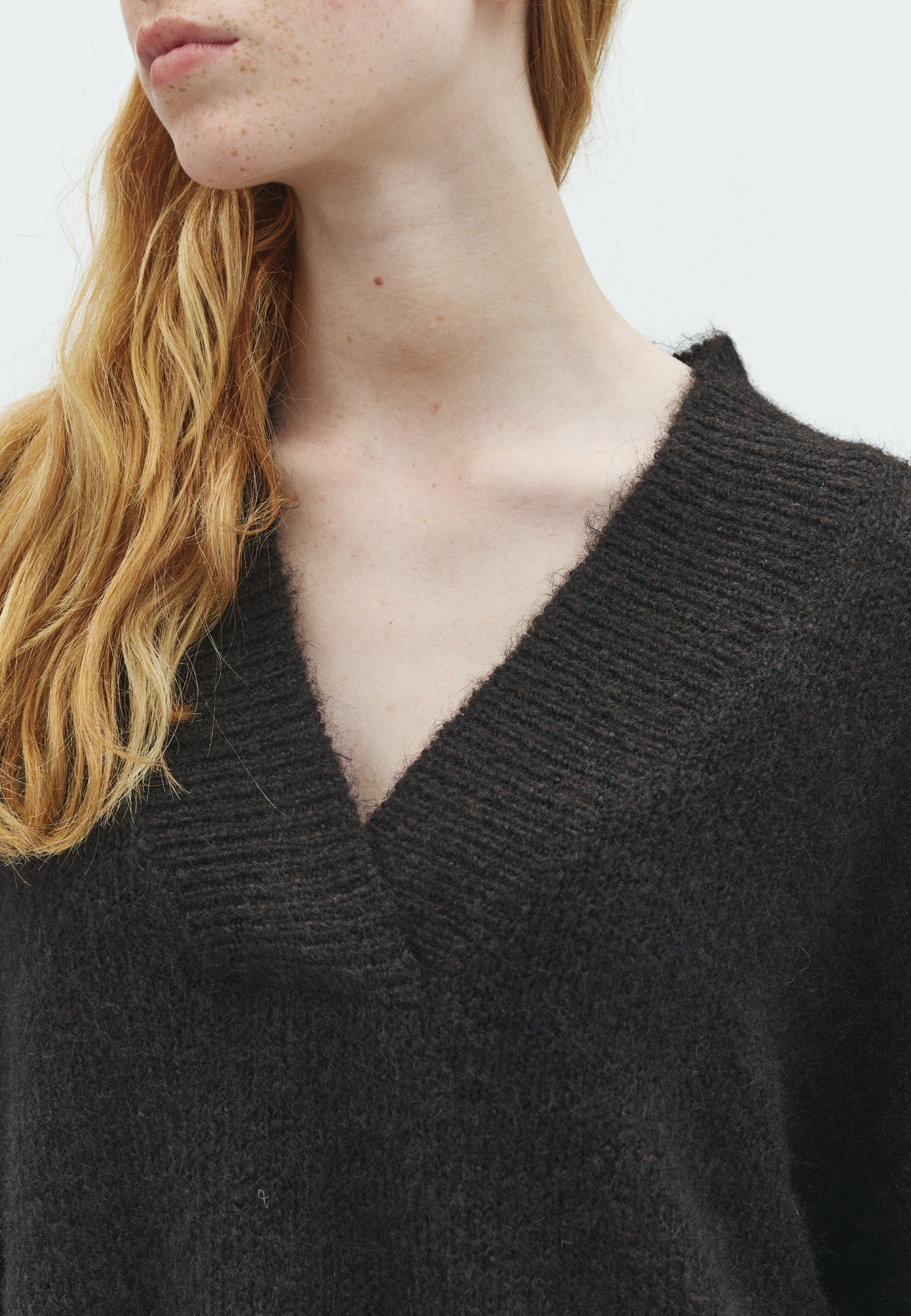170032 Telli Fluffy Knit Blouse_Dark Brown_Model_1