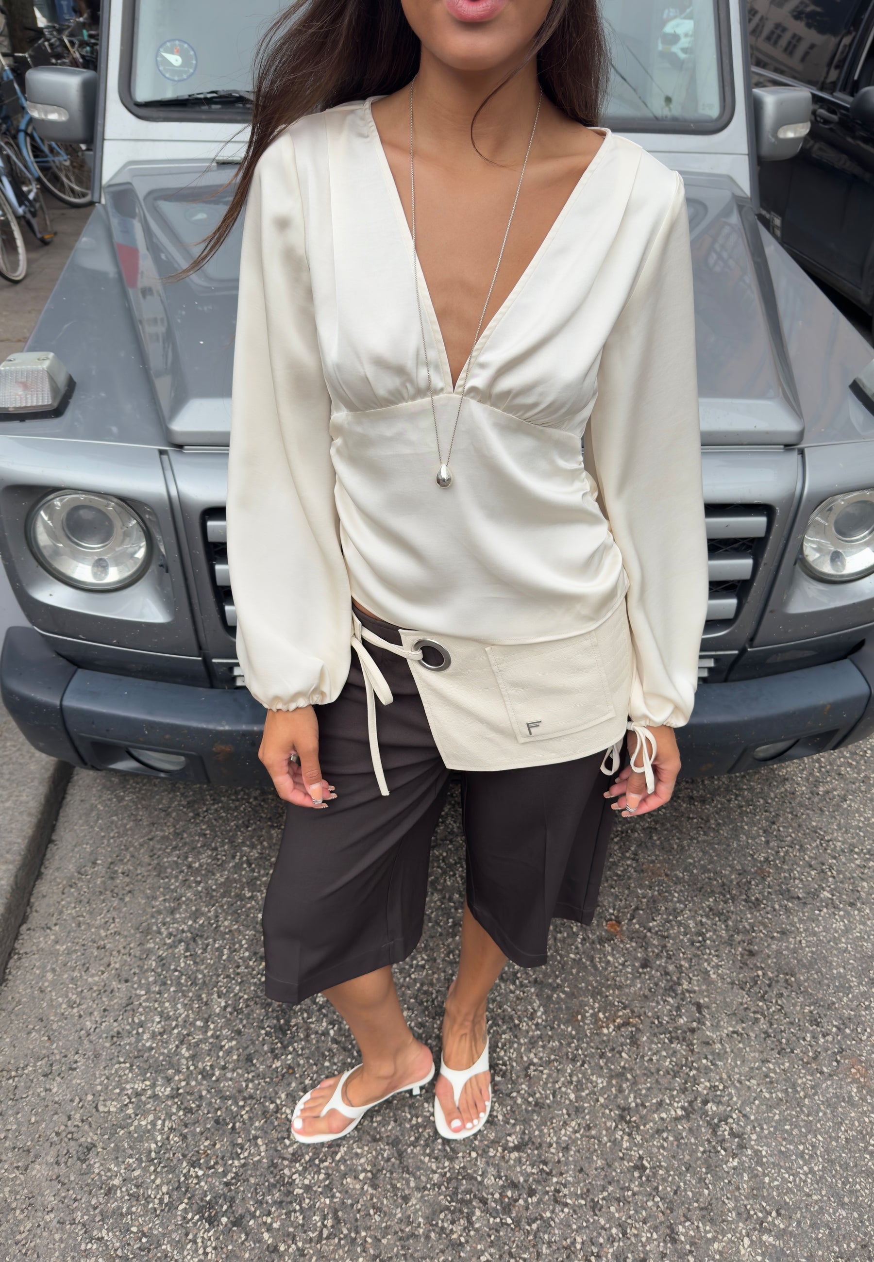 Berdette-F_Antique White_Content_0