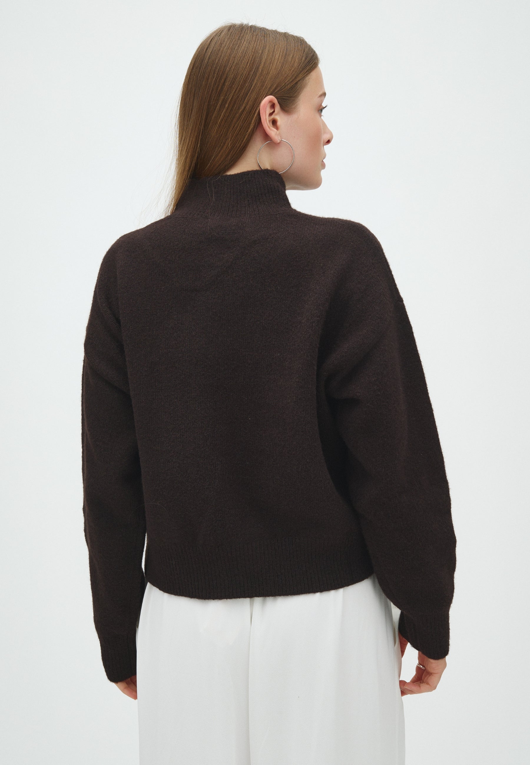 170038 Kaulina Knit Blouse_Dark Brown_Model_2