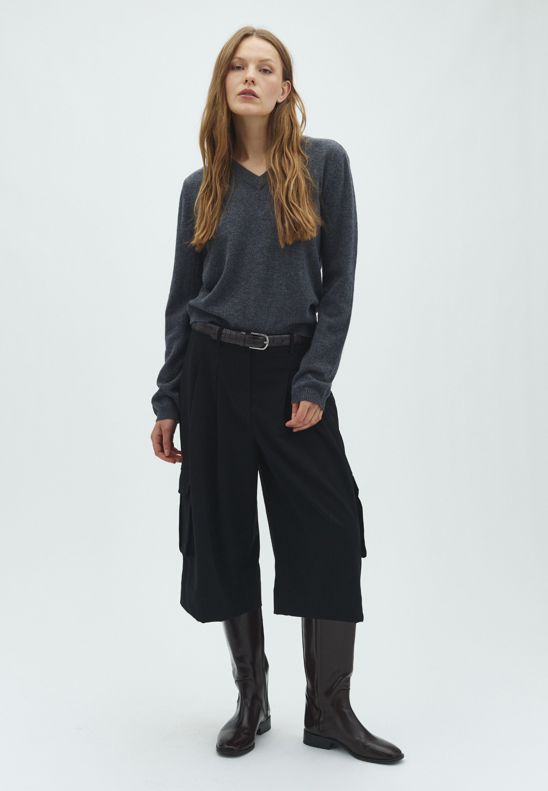 Christin V-M_Dark Grey Melange_Model_3