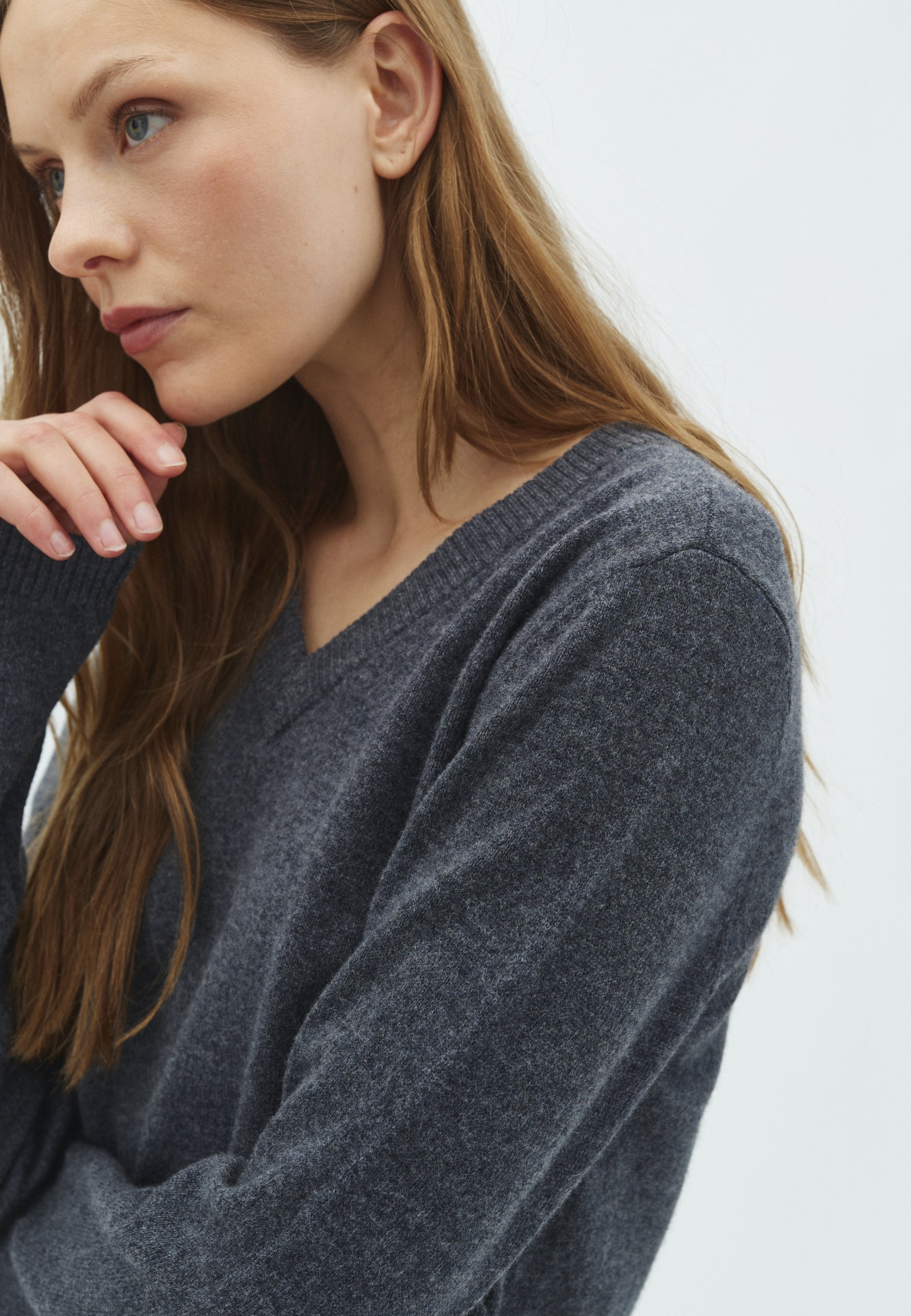 Christin V-M_Dark Grey Melange_Model_1