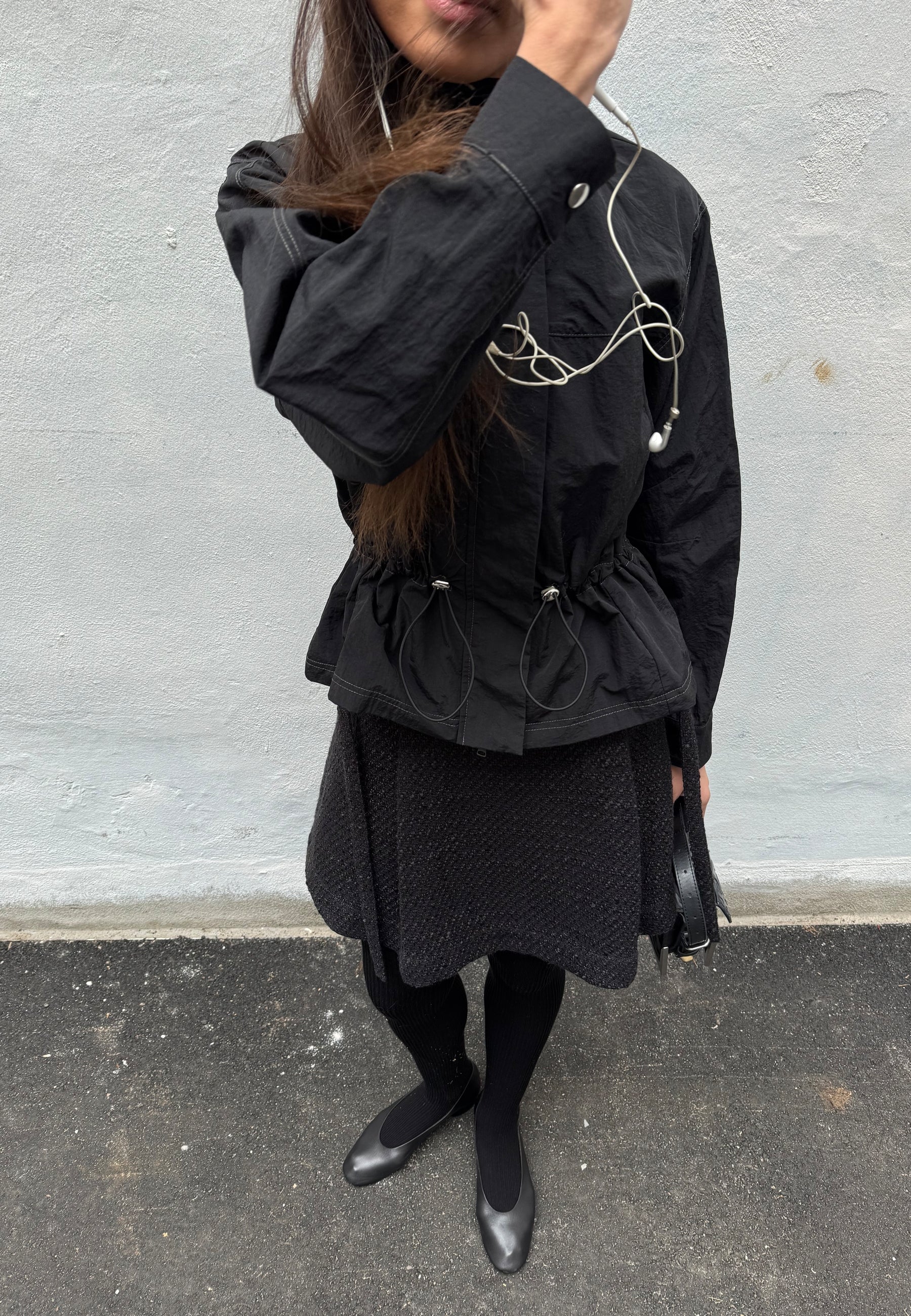 Amio-F_Black_Content_