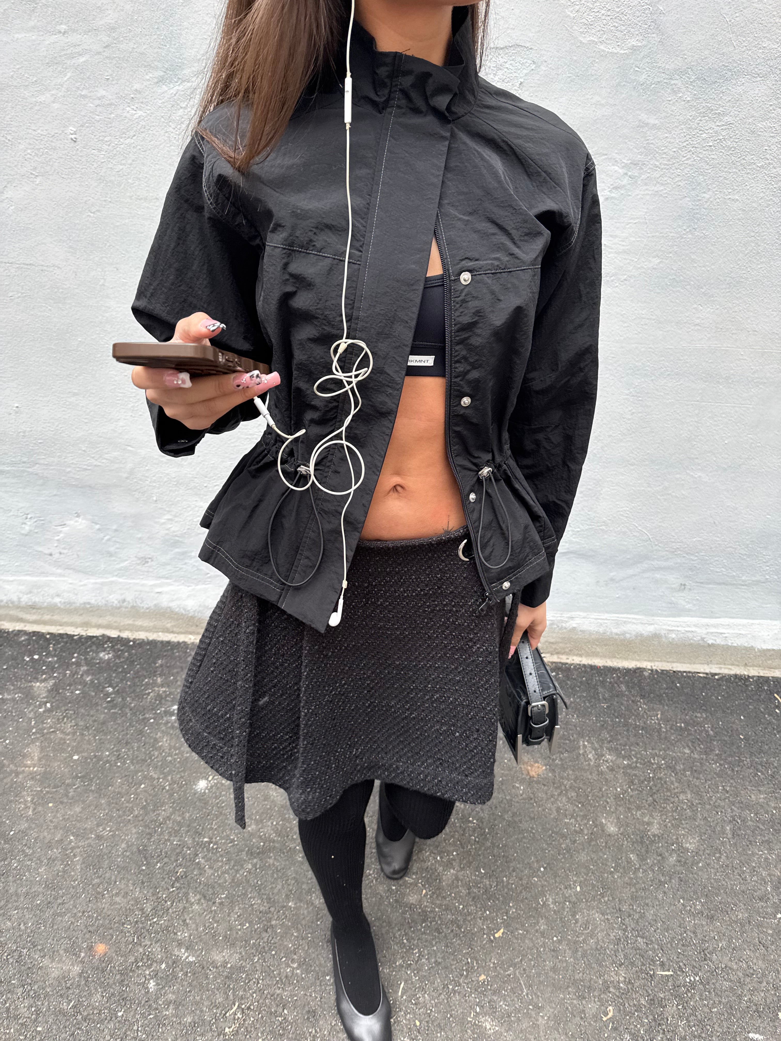 Amio-F_Black_Content_5