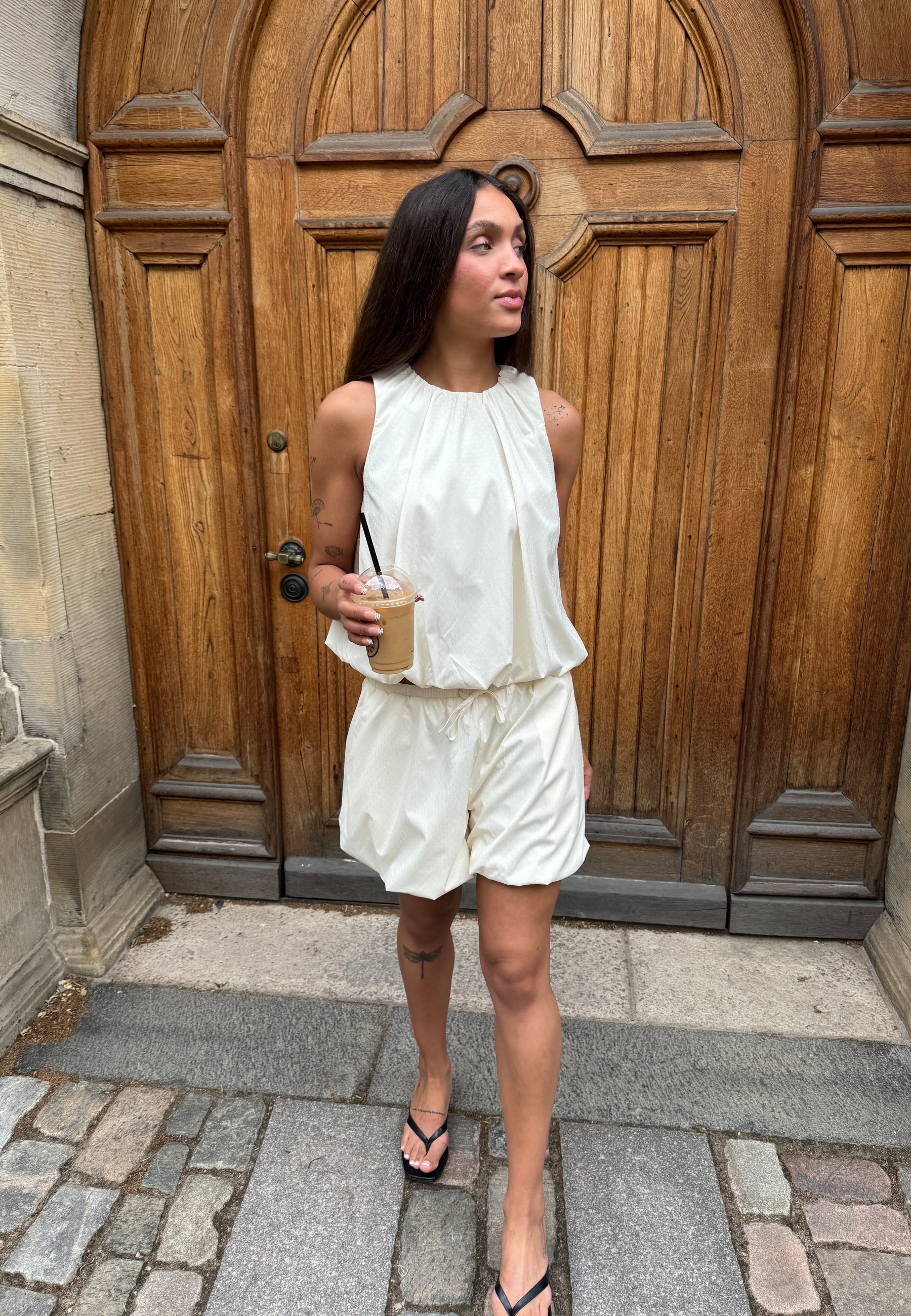 Eugene-F_Antique White_Content_0