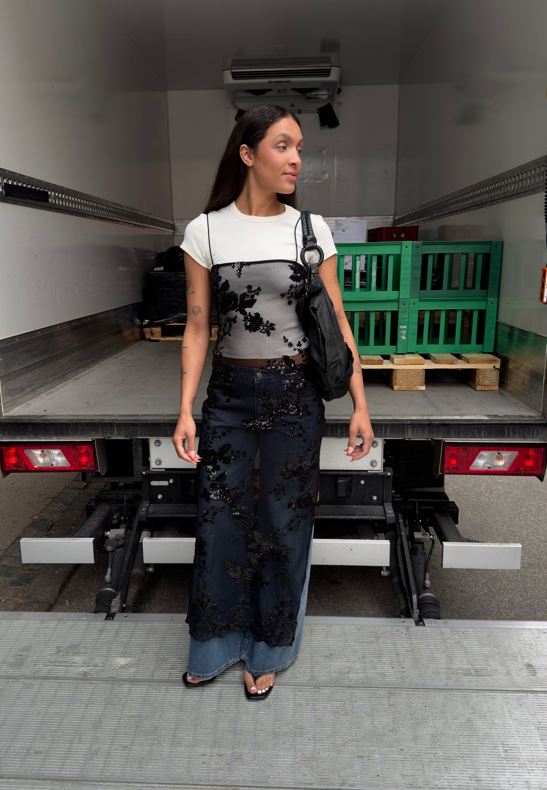 Rosamea-F_Black_Content_0