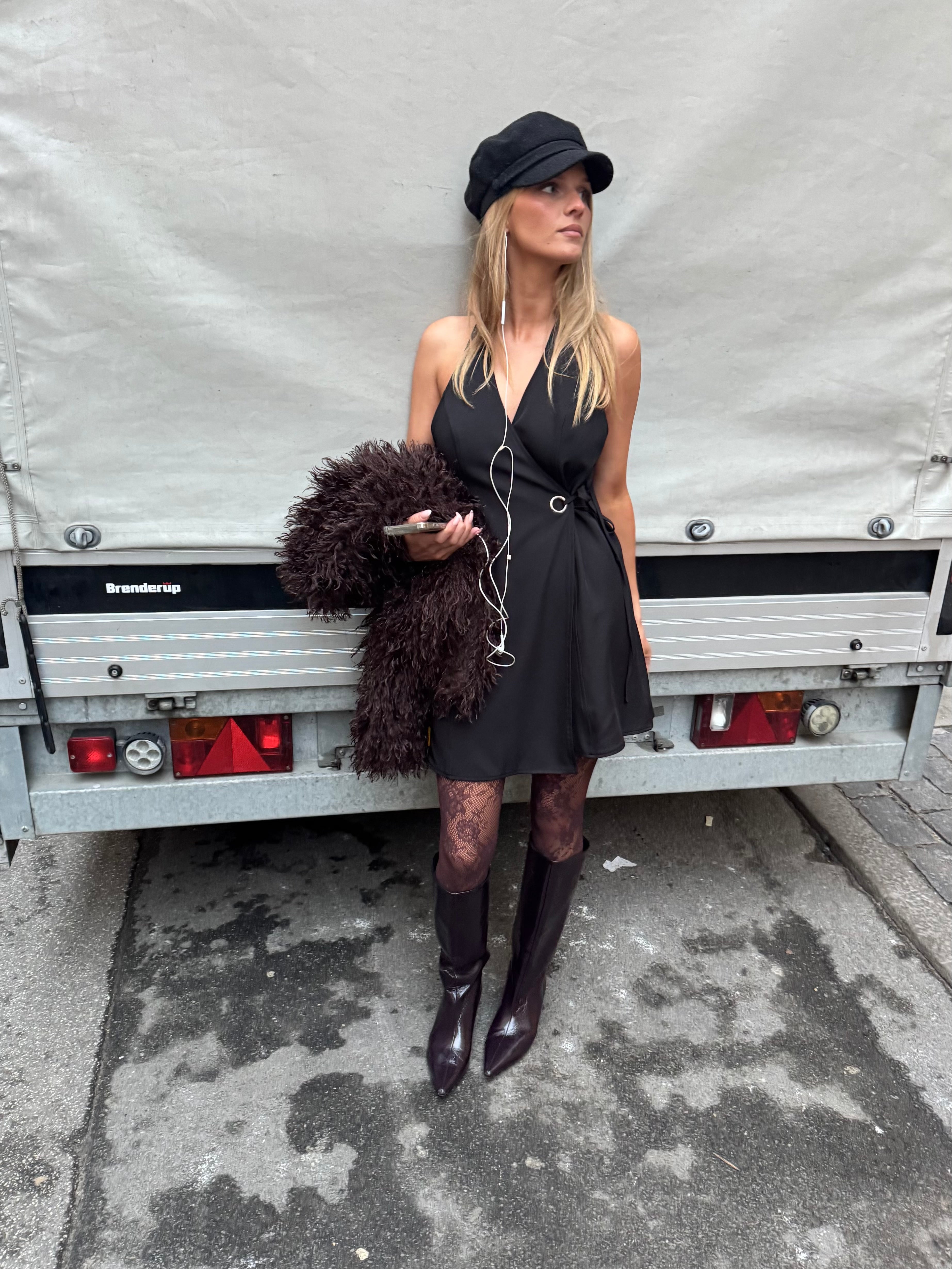 Savona-F_Black_Content_0
