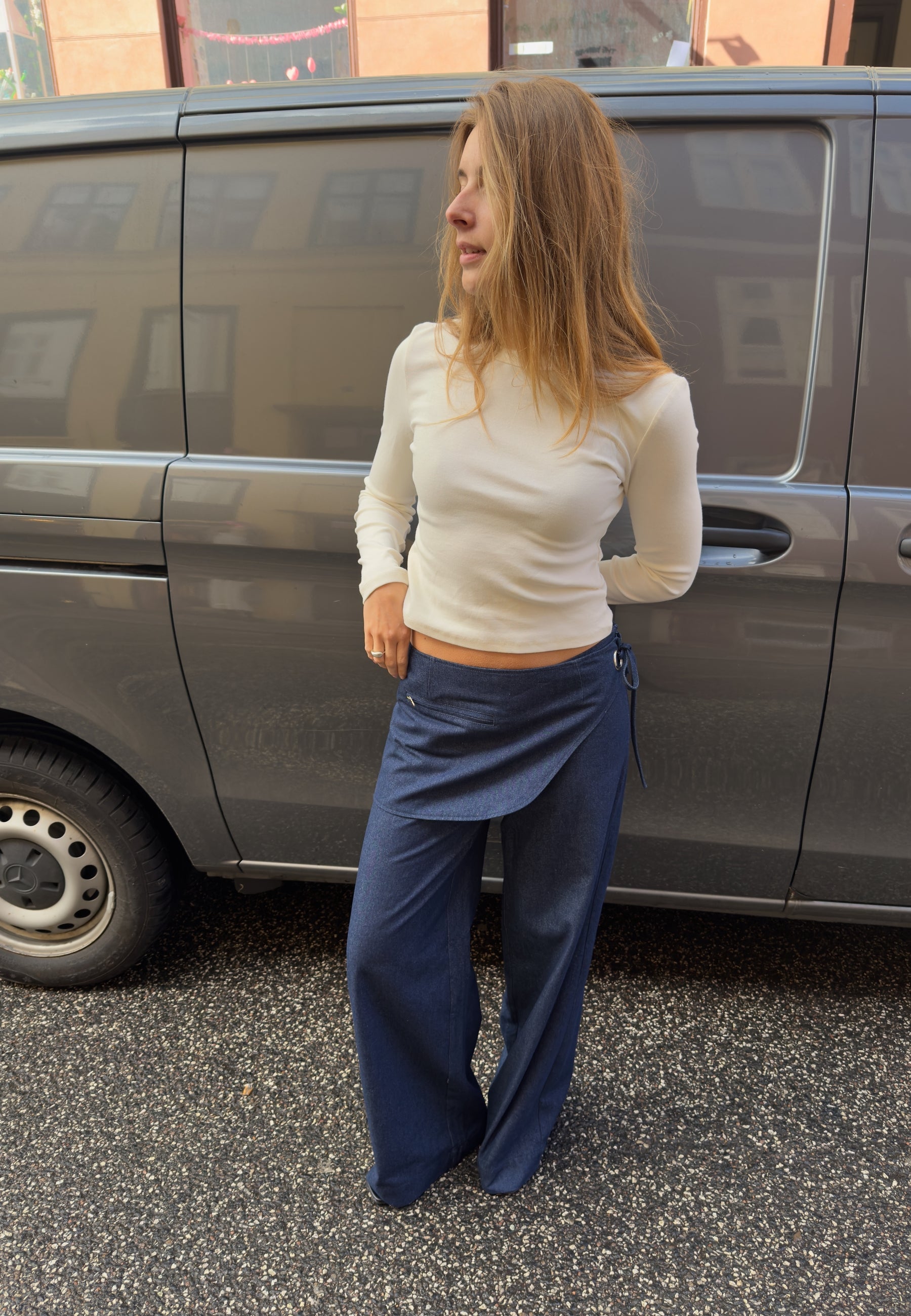 Laszio-F_Dark Blue_Content_0
