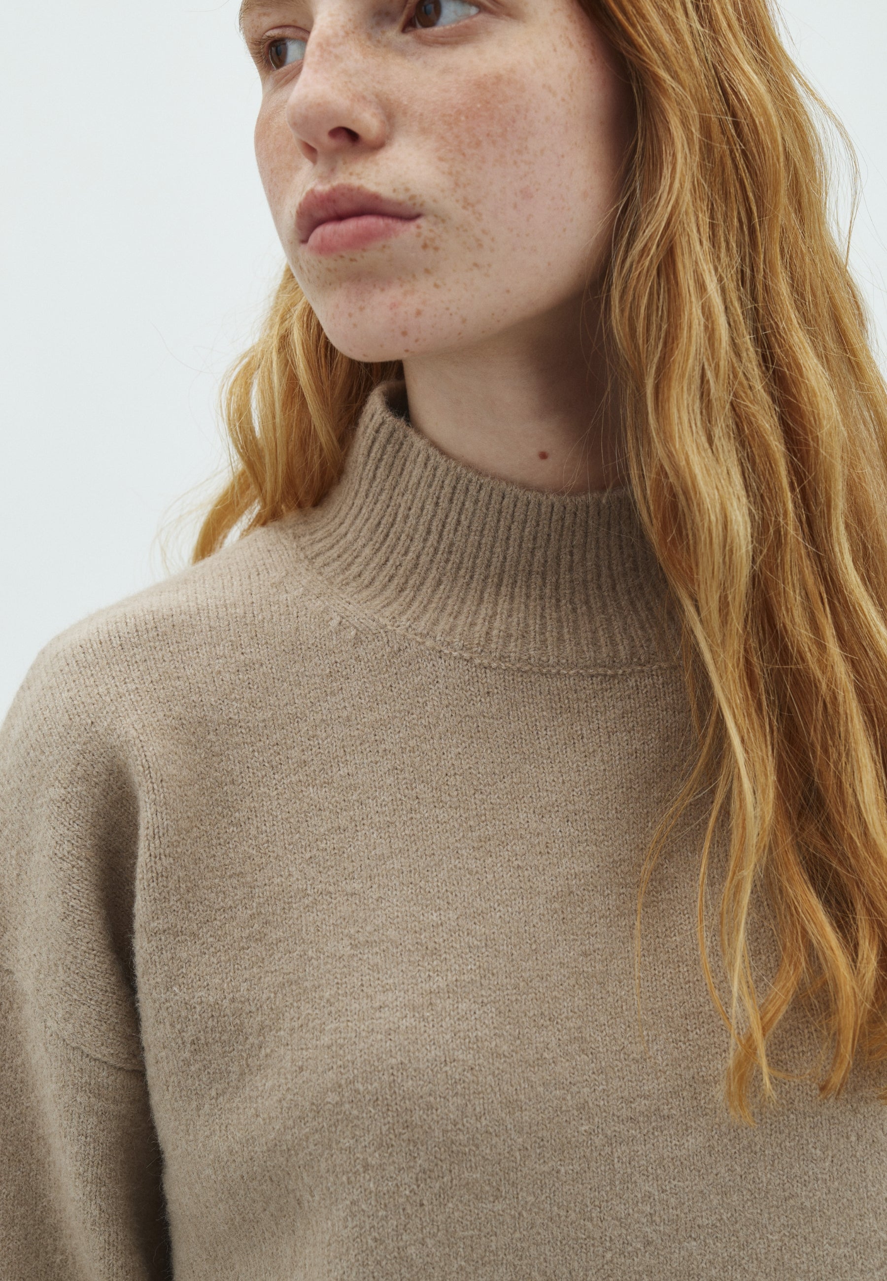 170038 Kaulina Knit Blouse_Warm Grey_Model_1