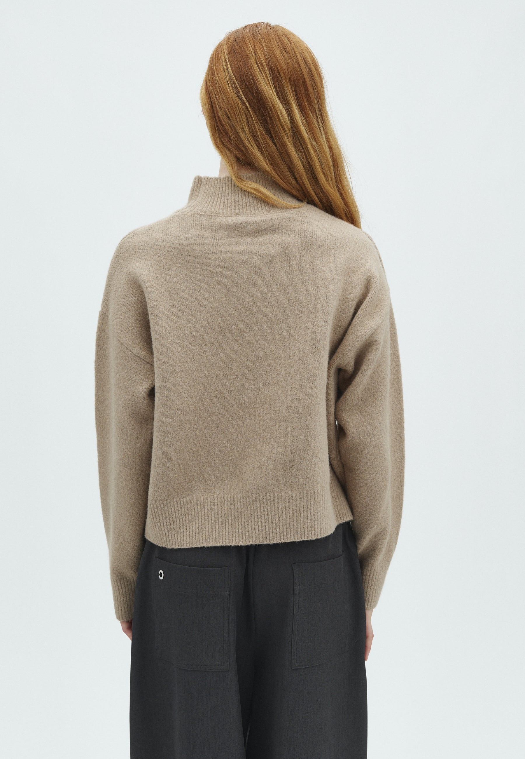 170038 Kaulina Knit Blouse_Warm Grey_Model_2