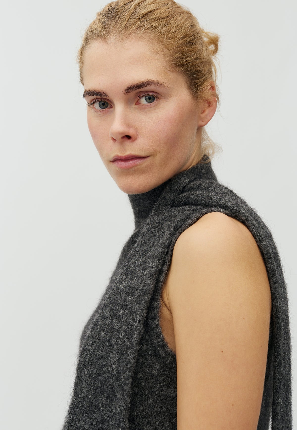 Fine-M_Dark Grey Melange_Model_1