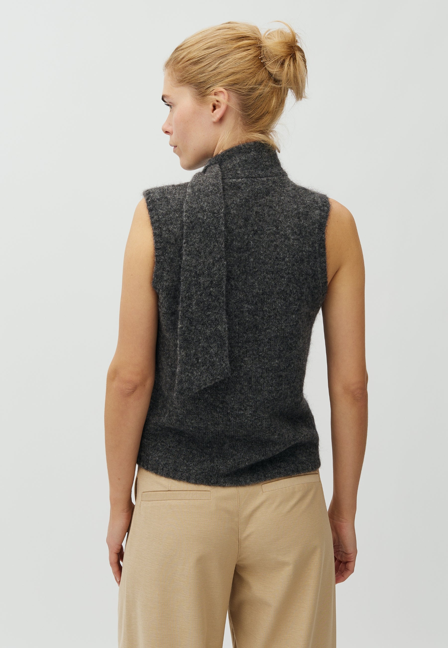 Fine-M_Dark Grey Melange_Model_2