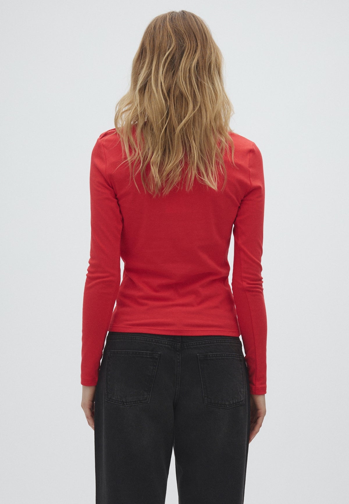 Julissa-M_Red Aura_Model_3