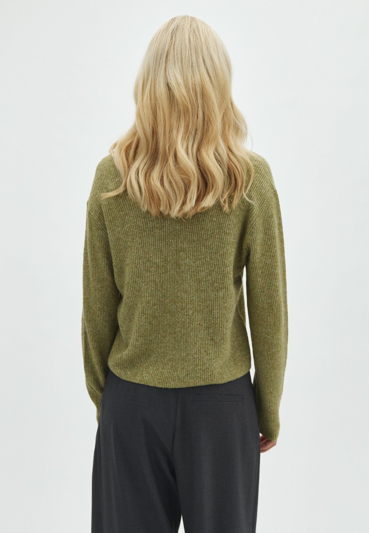 Asato V-M_Sage Green Melange_Model_2
