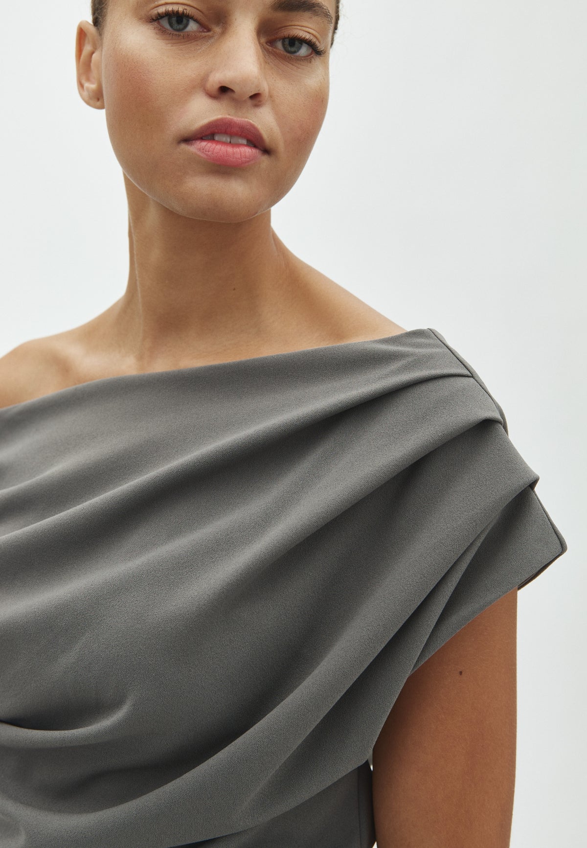 169565 Dabelle Drapy Top_Antracit_Model_1