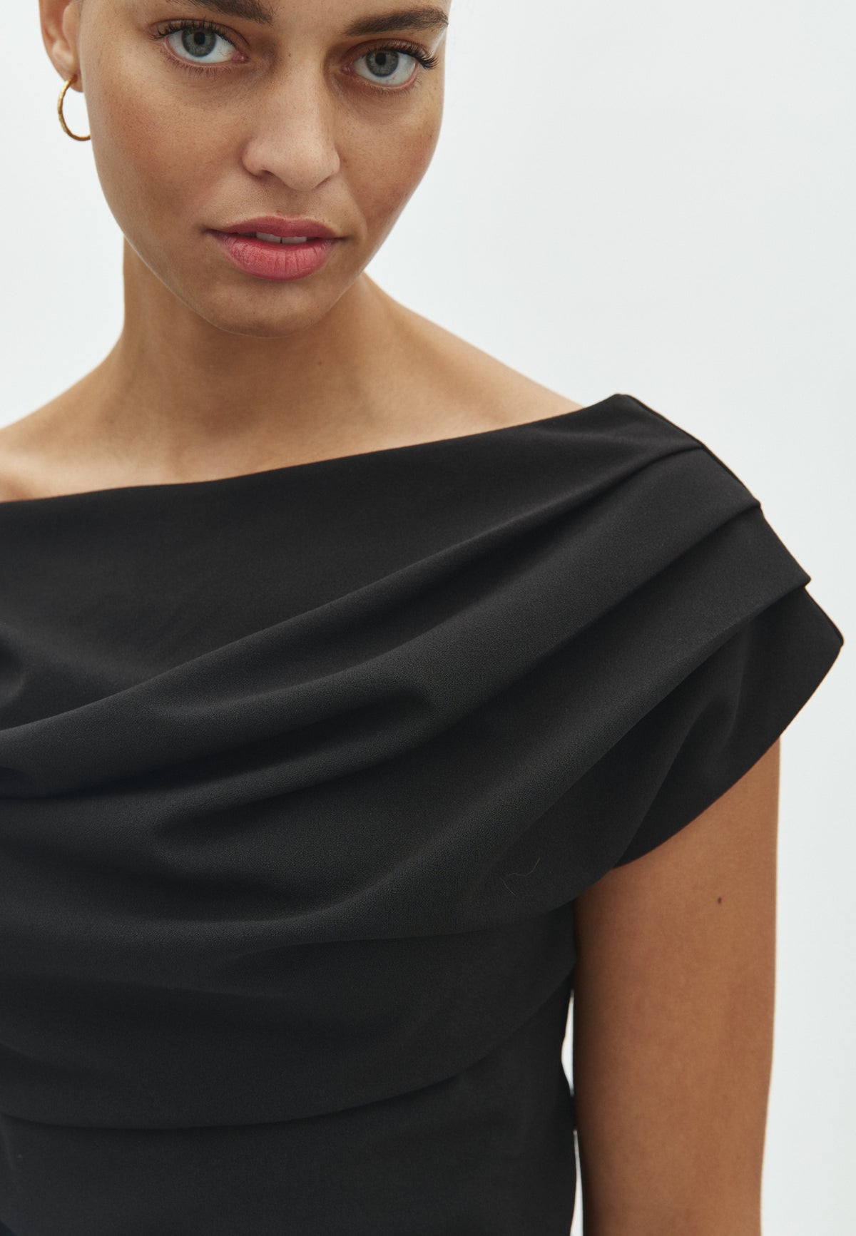 169565 Dabelle Drapy Top_Black_Model_5