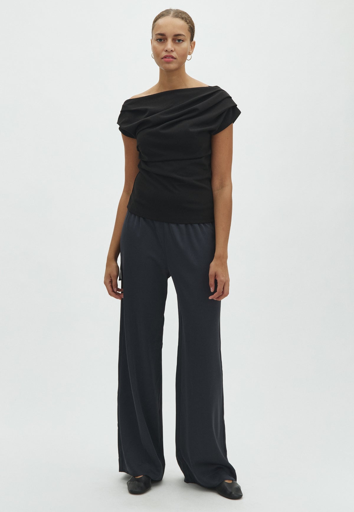 169565 Dabelle Drapy Top_Black_Model_7