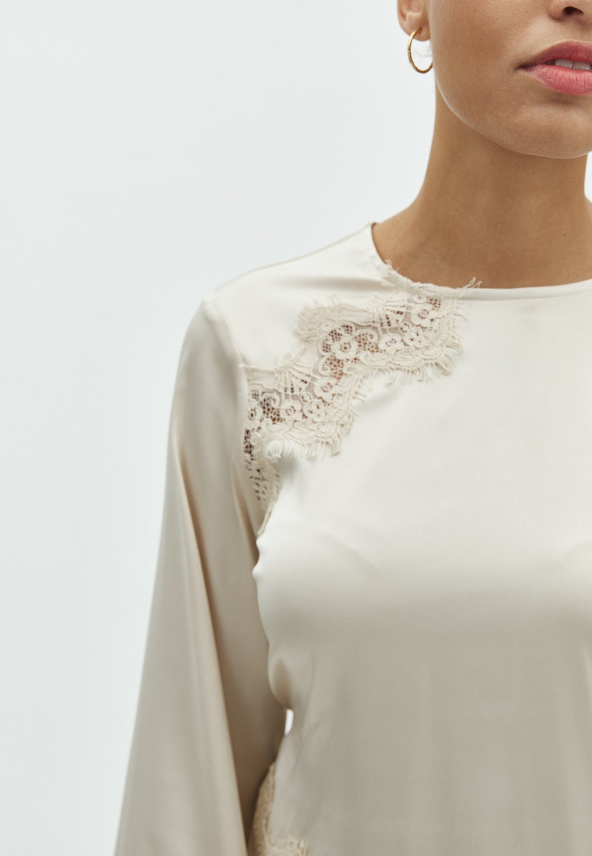Beneka-F_Warm Sand_Model_1