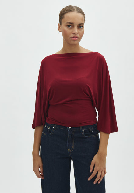Venna-F_Wine Red_Model_0